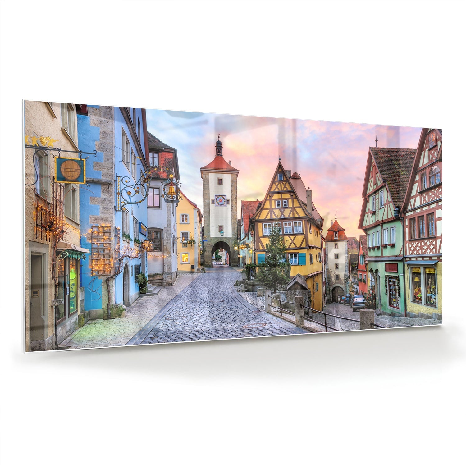 Glazen schilderij van een pittoreske straat met historische gebouwen en pastelkleuren