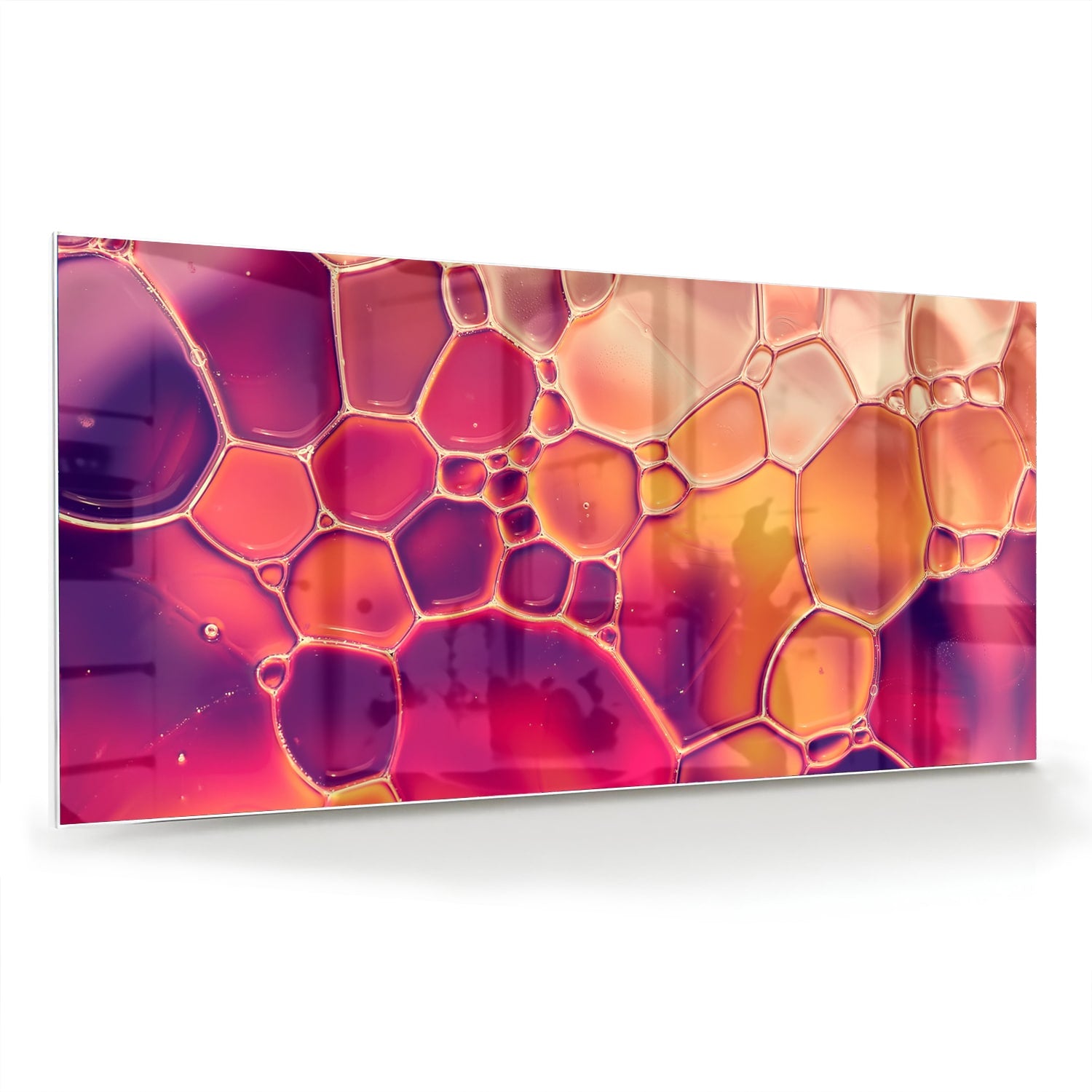 Abstract glazen schilderij met warme tinten in een interieur.