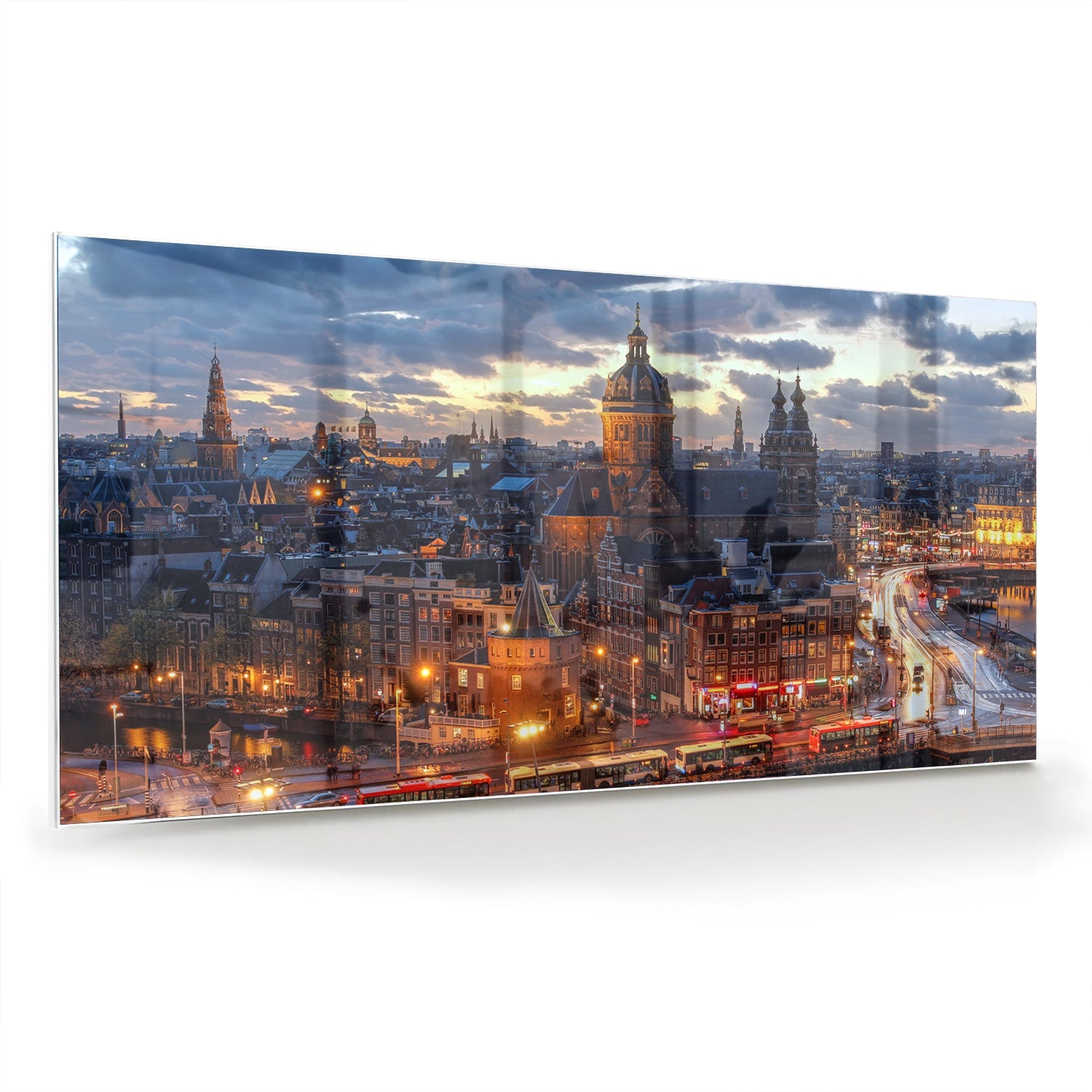 Glazen schilderij van een stedelijk landschap met stadslichten.