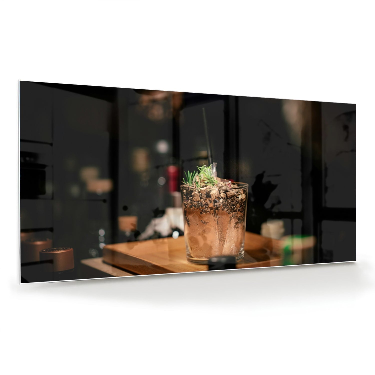 Glazen schilderij van een cocktail die sfeer en luxe uitstraalt.