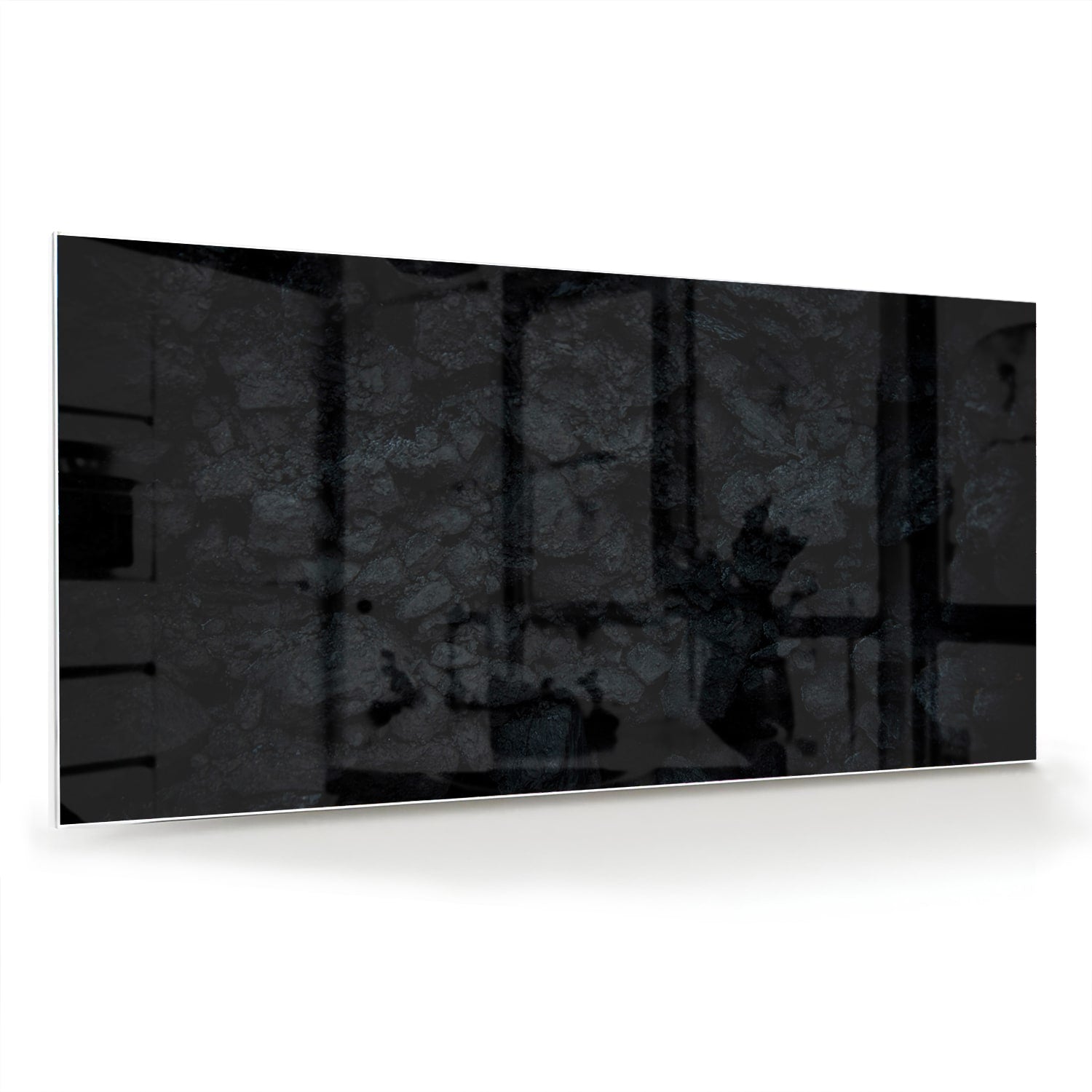Moderne glazen schilderij met abstracte schakeringen aan de muur in een lichte kamer.