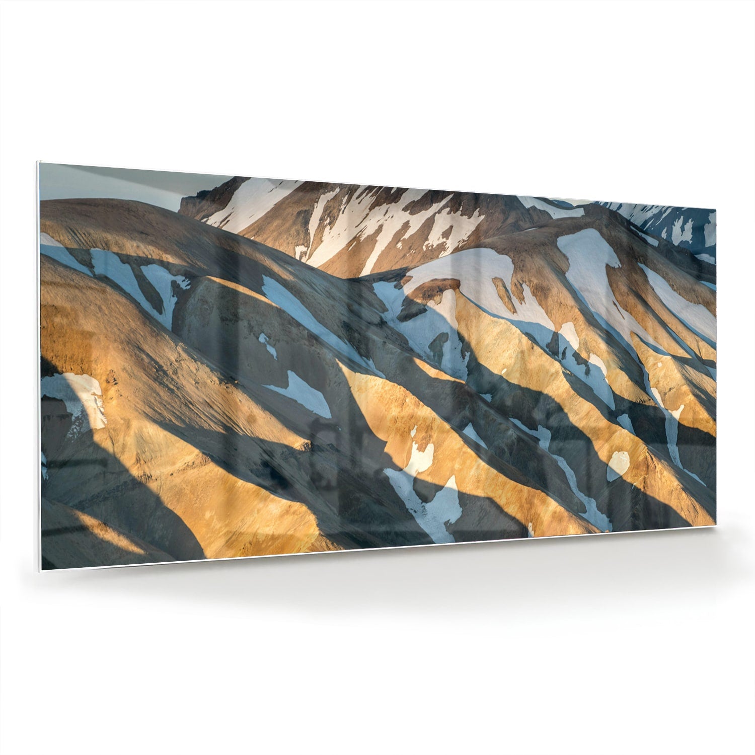 Glazen schilderij van bergen in blauw en goud, hanging in een stijlvolle kamer.