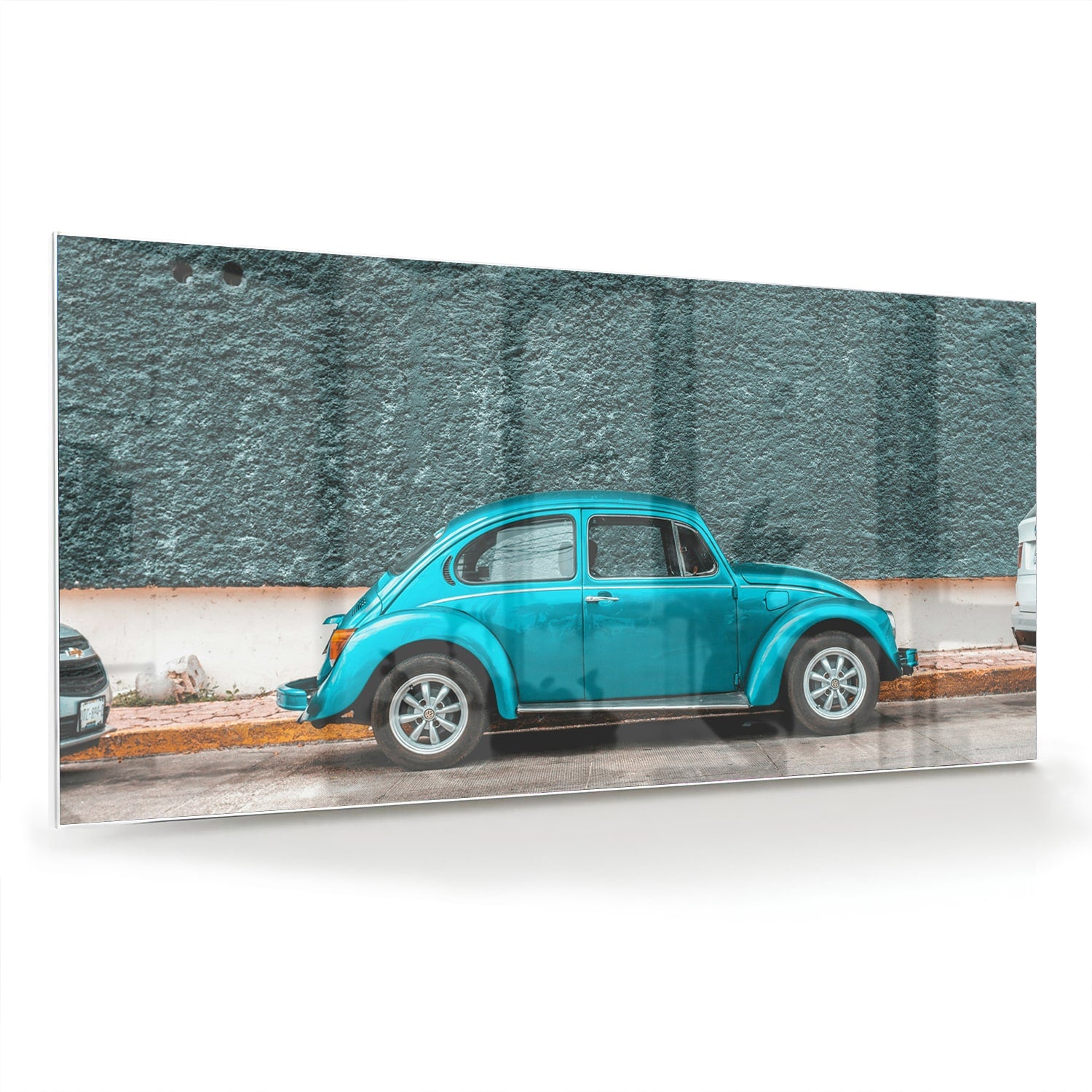 Glazen schilderij van een turquoise auto aan de muur in een moderne woonkamer.