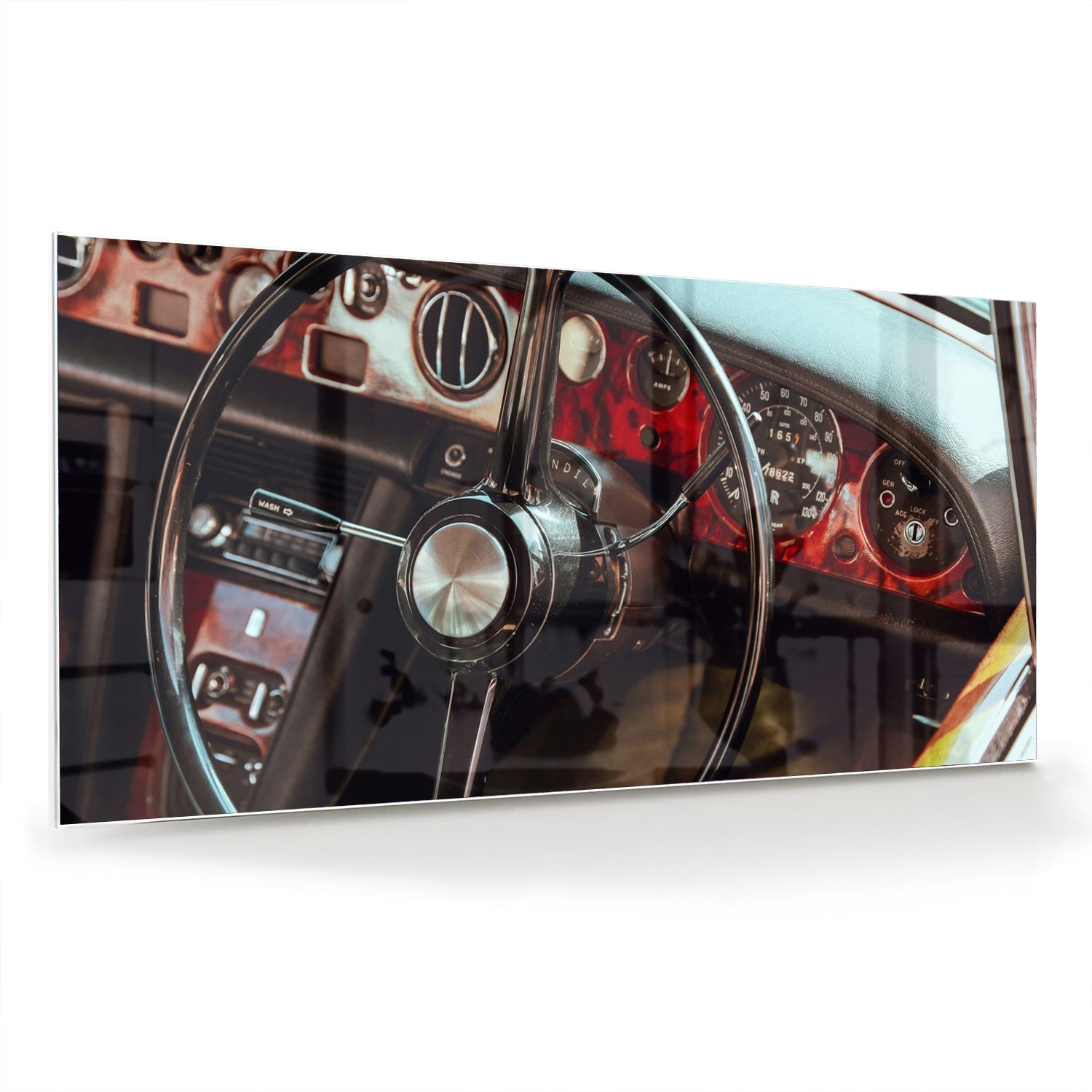 Glazen schilderij van een retro autostuur met dashboard details.