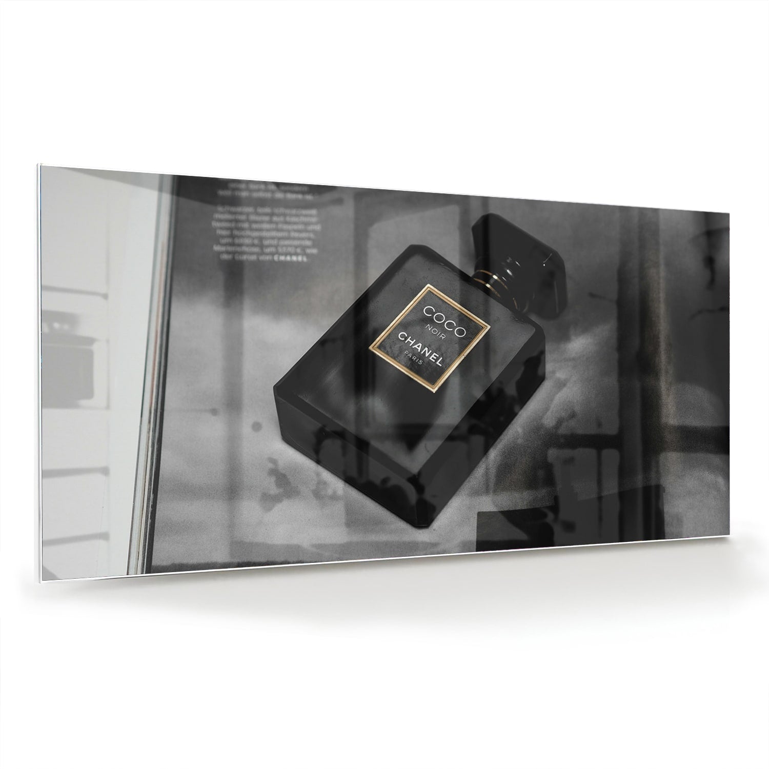 Glazen schilderij van een parfumfles in een modern interieur