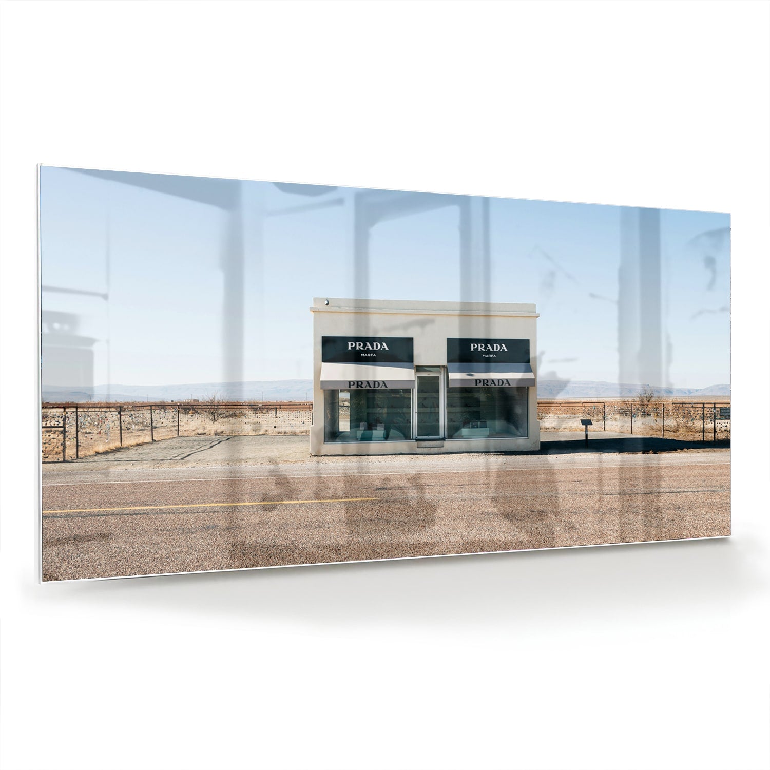 Glazen schilderij van een woestijnlandschap met moderne architectuur