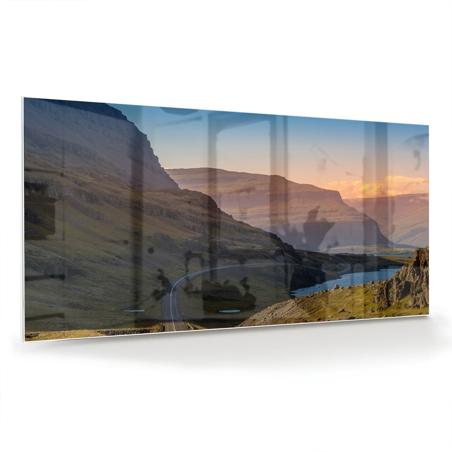 Glazen schilderij met uitzicht op bergen en een rivier in een modern interieur.