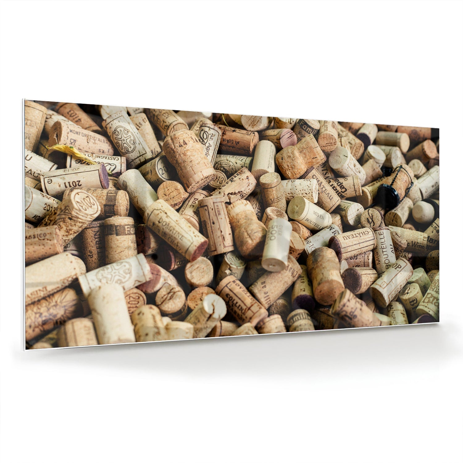 Glazen schilderij met een stapel wijnkurken op een muur.