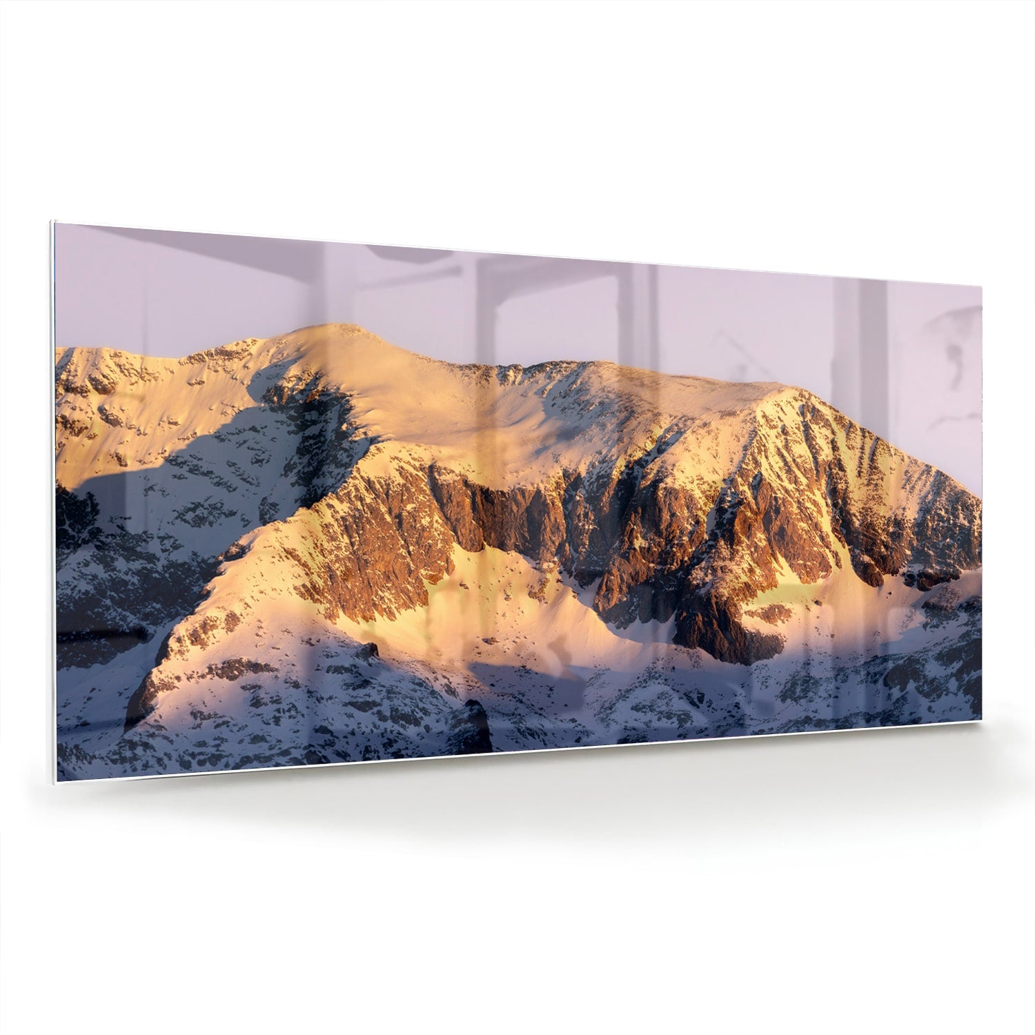 Glazen schilderij van een berglandschap met zonovergoten toppen en sneeuw