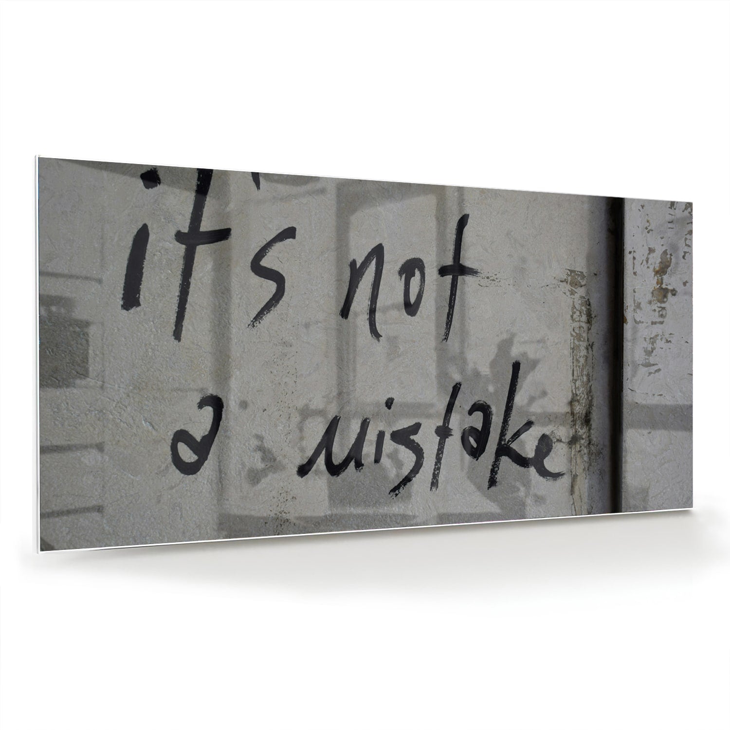 Glazen schilderij met de tekst 'it's not a mistake' aan de muur