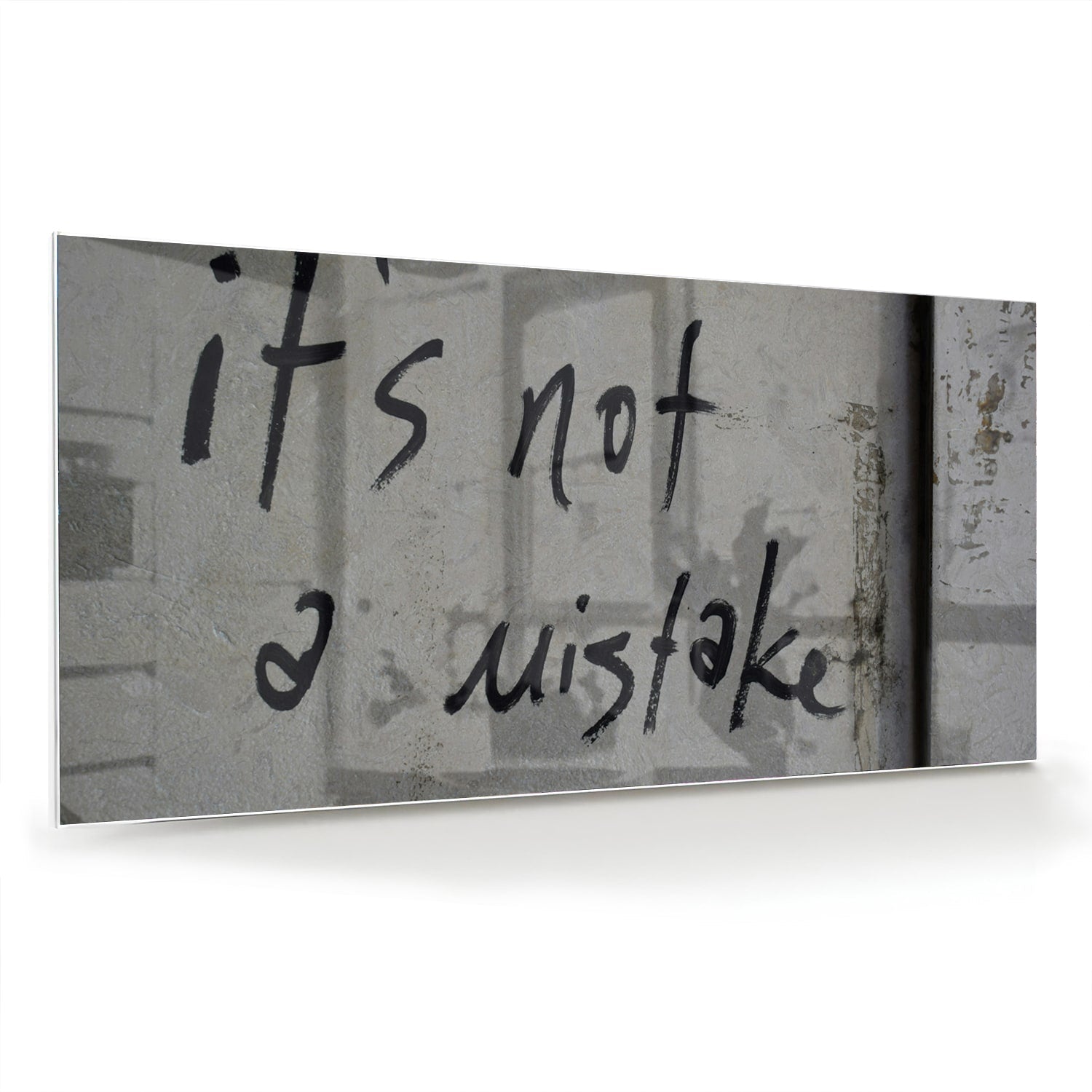 Glazen schilderij met de tekst 'it's not a mistake' aan de muur