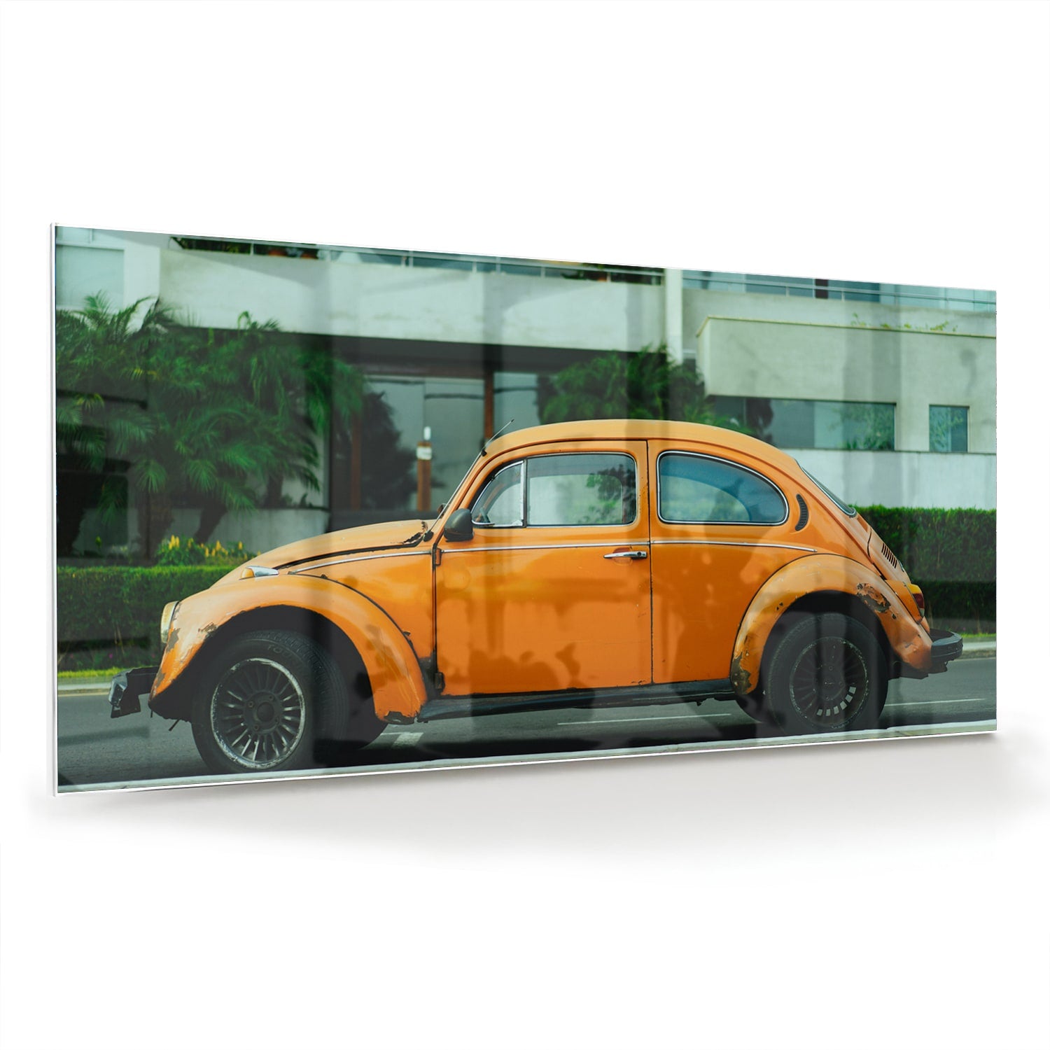 Glazen schilderij van een oranje Volkswagen Kever op een muur