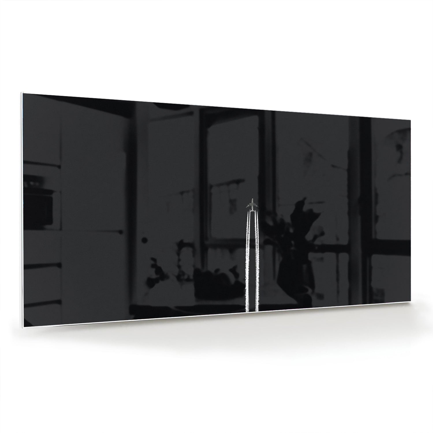 Zwart glazen schilderij aan de muur in een moderne woonkamer met houten meubel.