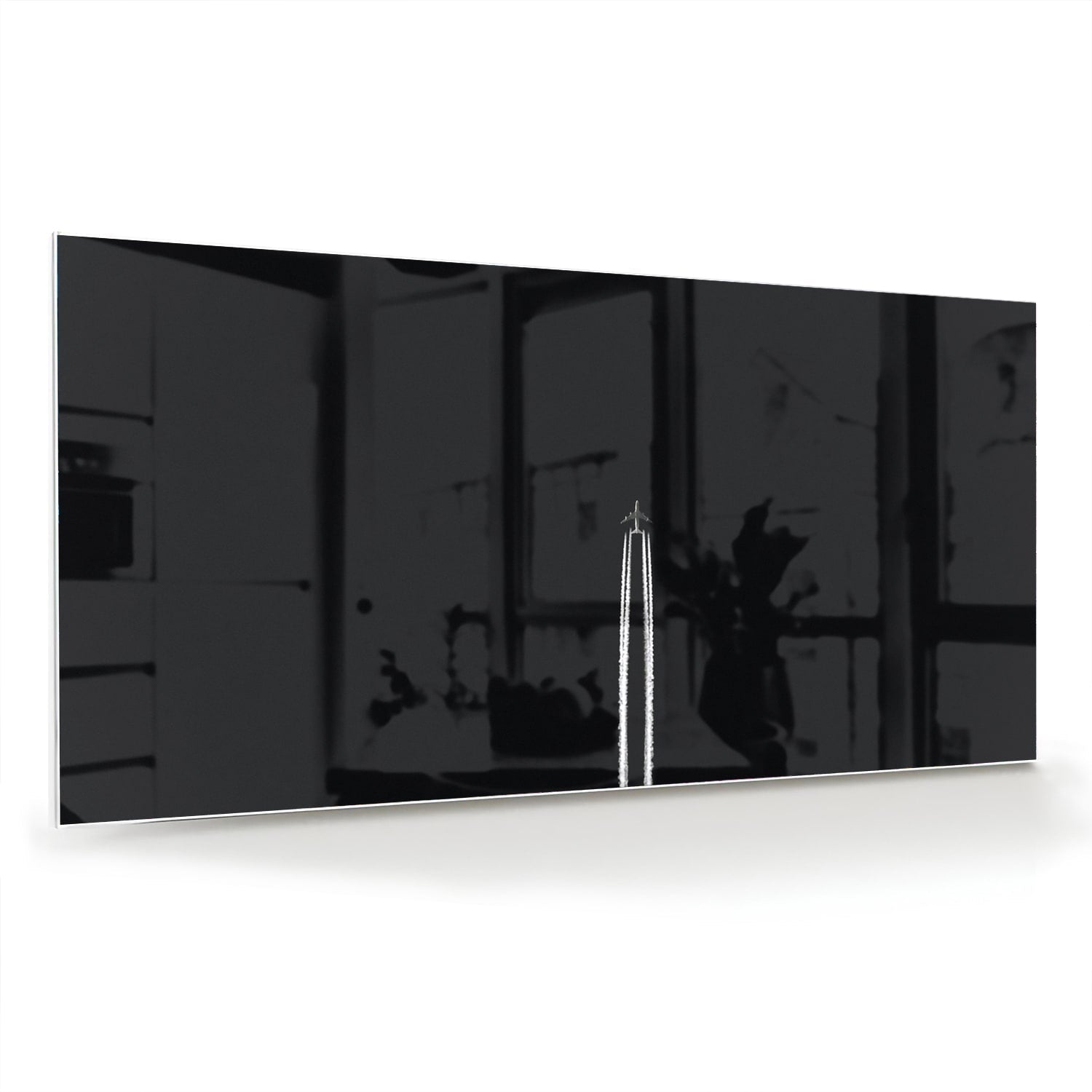 Zwart glazen schilderij aan de muur in een moderne woonkamer met houten meubel.