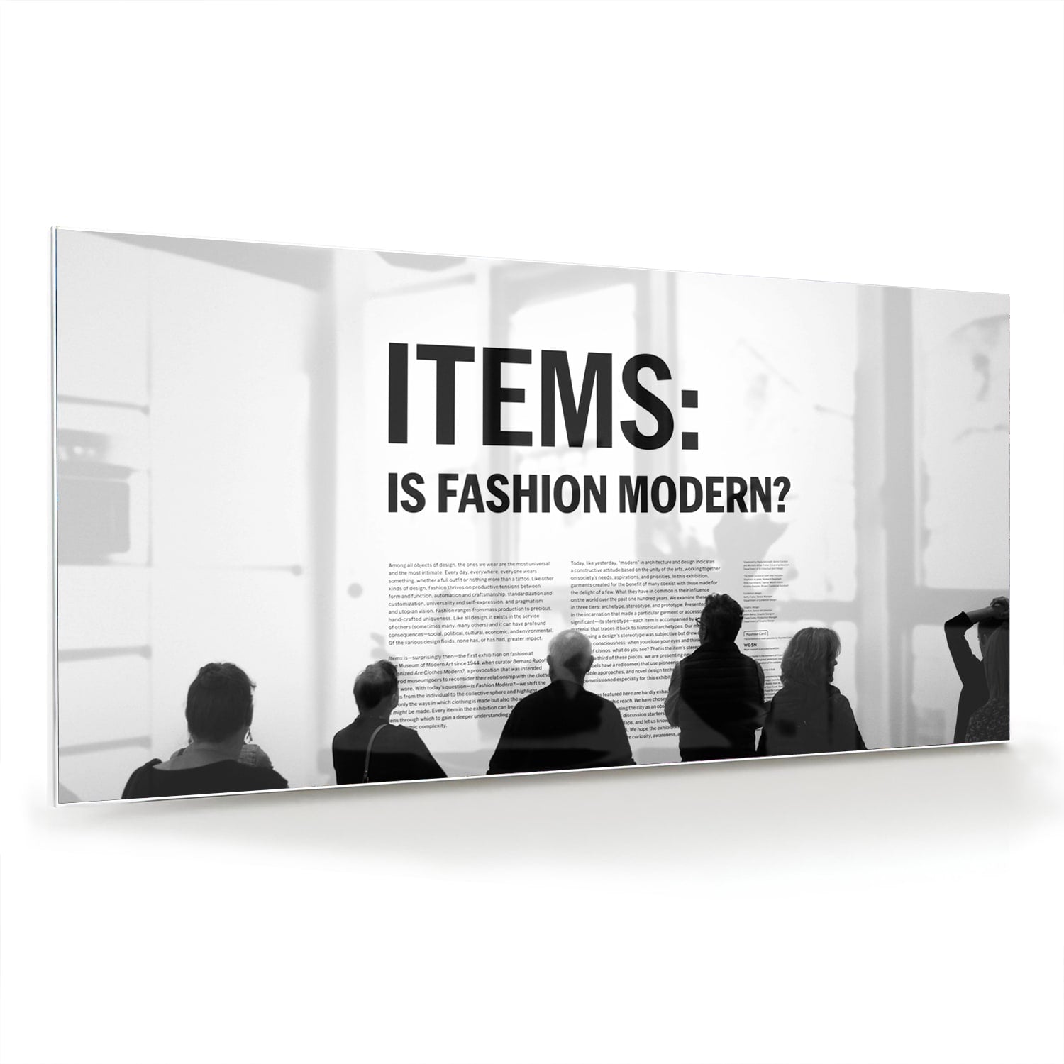 Glazen schilderij met de tekst 'ITEMS: IS FASHION MODERN?', stijlvol gepresenteerd boven een houten meubel.