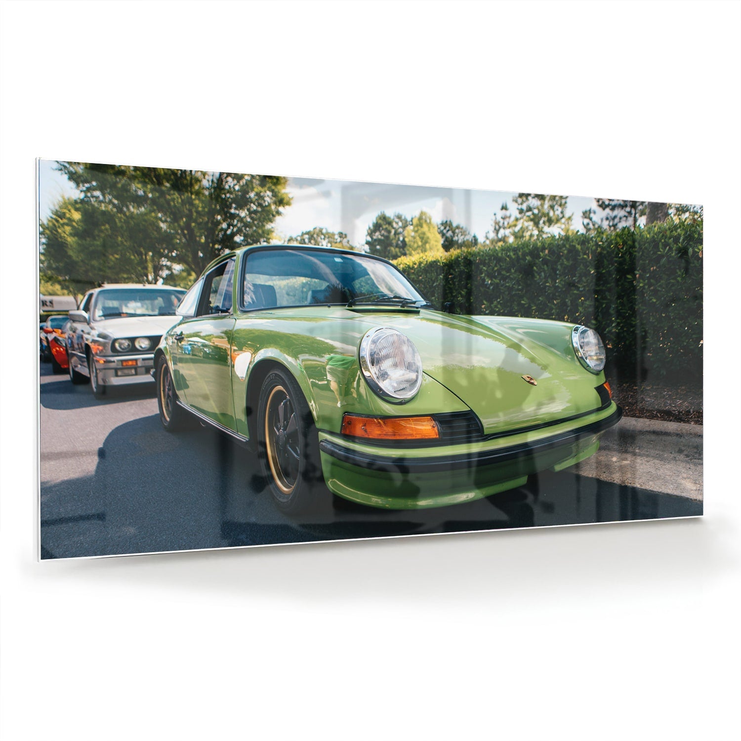 Glas schilderij van een groene Porsche aan de muur in een stijlvol interieur