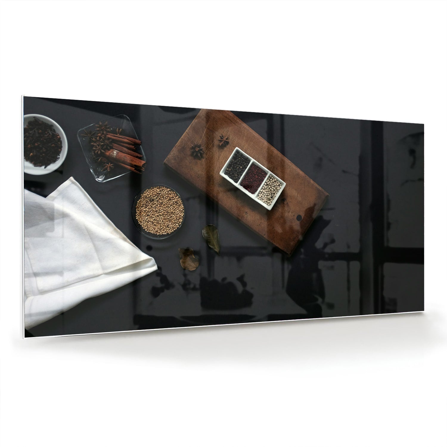 Glazen schilderij met een houten plank, koffie en notities op een tafel