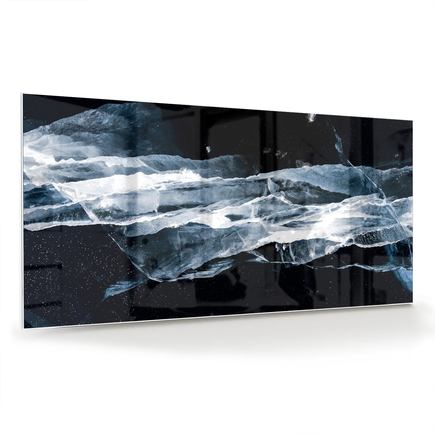 Abstract glazen schilderij in donkere kleuren met blauwe accenten, hangt aan de muur.