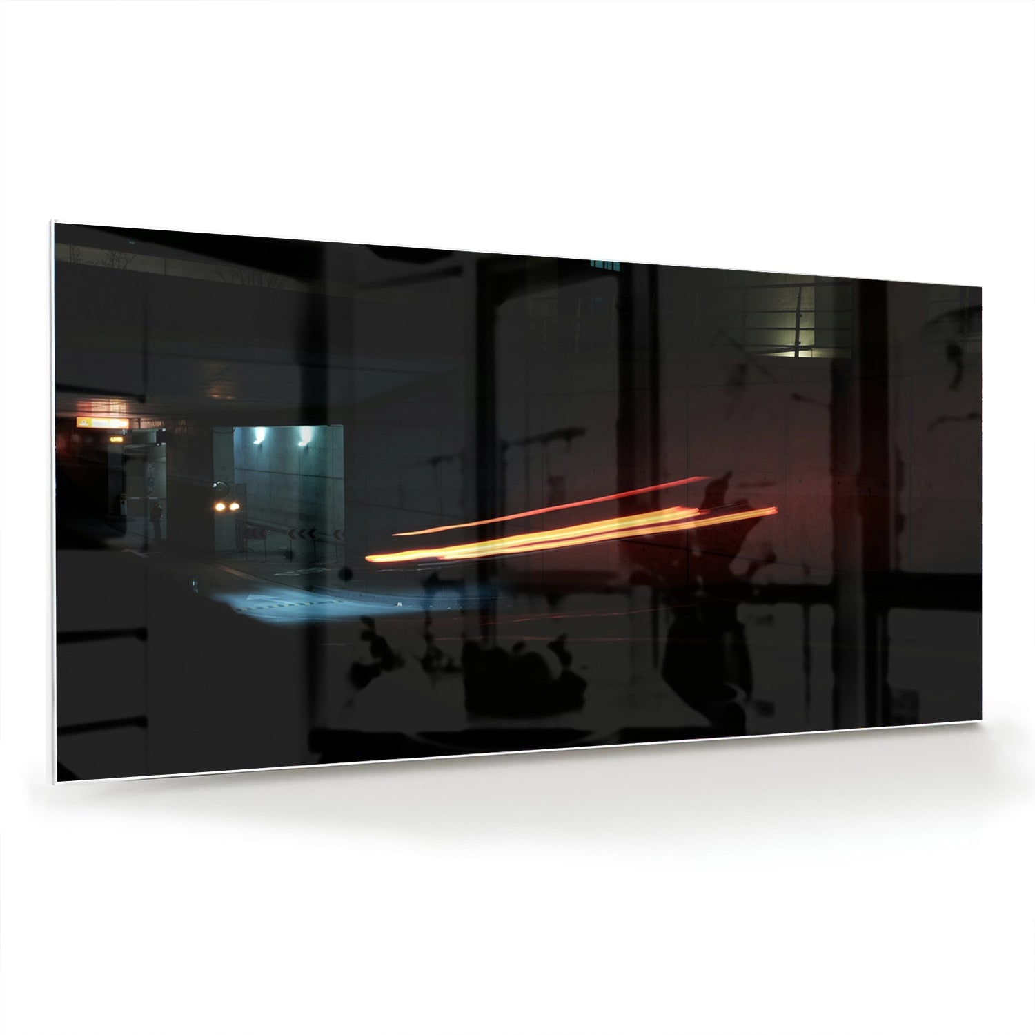 Stijlvol glazen schilderij met abstracte verlichting aan de muur boven een houten kast.