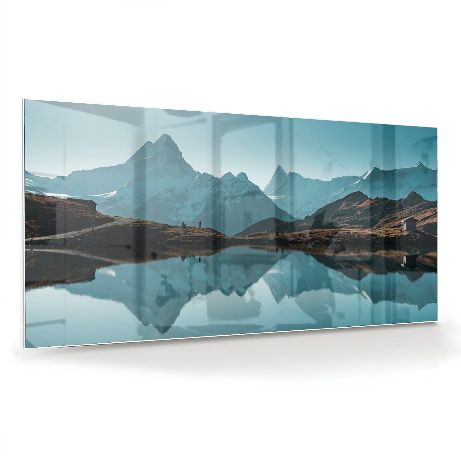 Glazen schilderij met bergen en reflecties in water.
