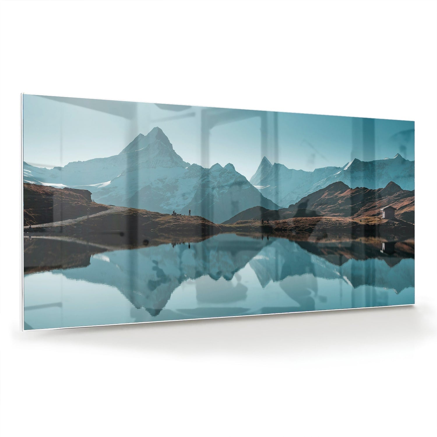 Glazen schilderij met bergen en reflecties in water.