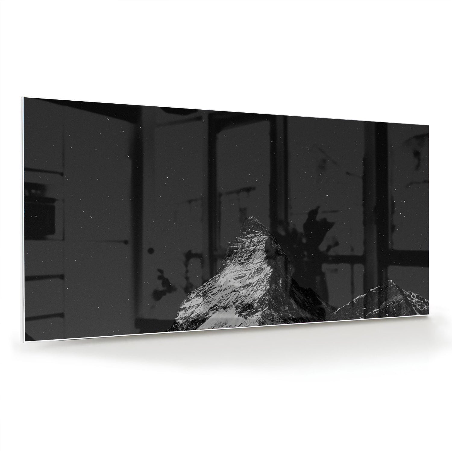 Zwart-wit glazen schilderij met een berglandschap boven een moderne kast