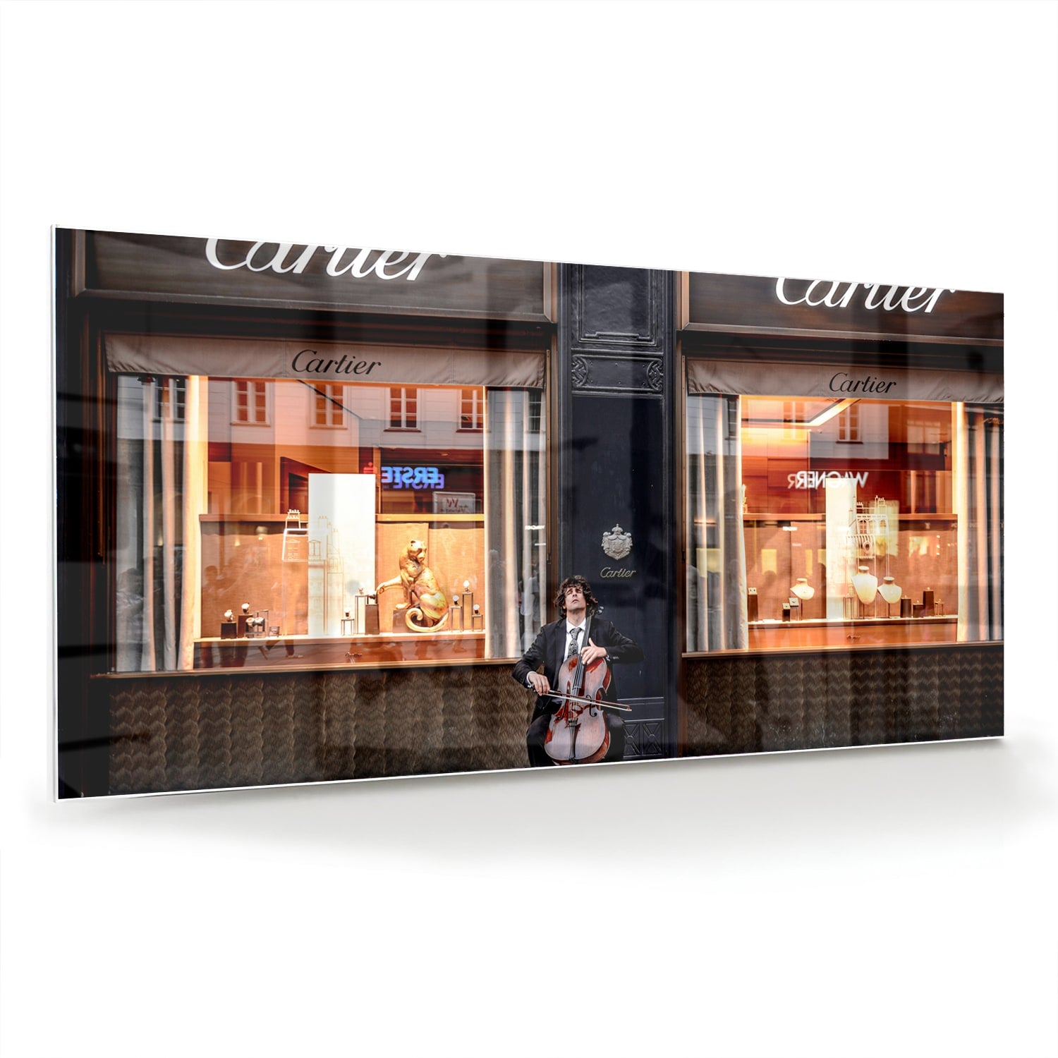 Luxe glazen schilderij van de Cartier winkel met elegantie en stijl.
