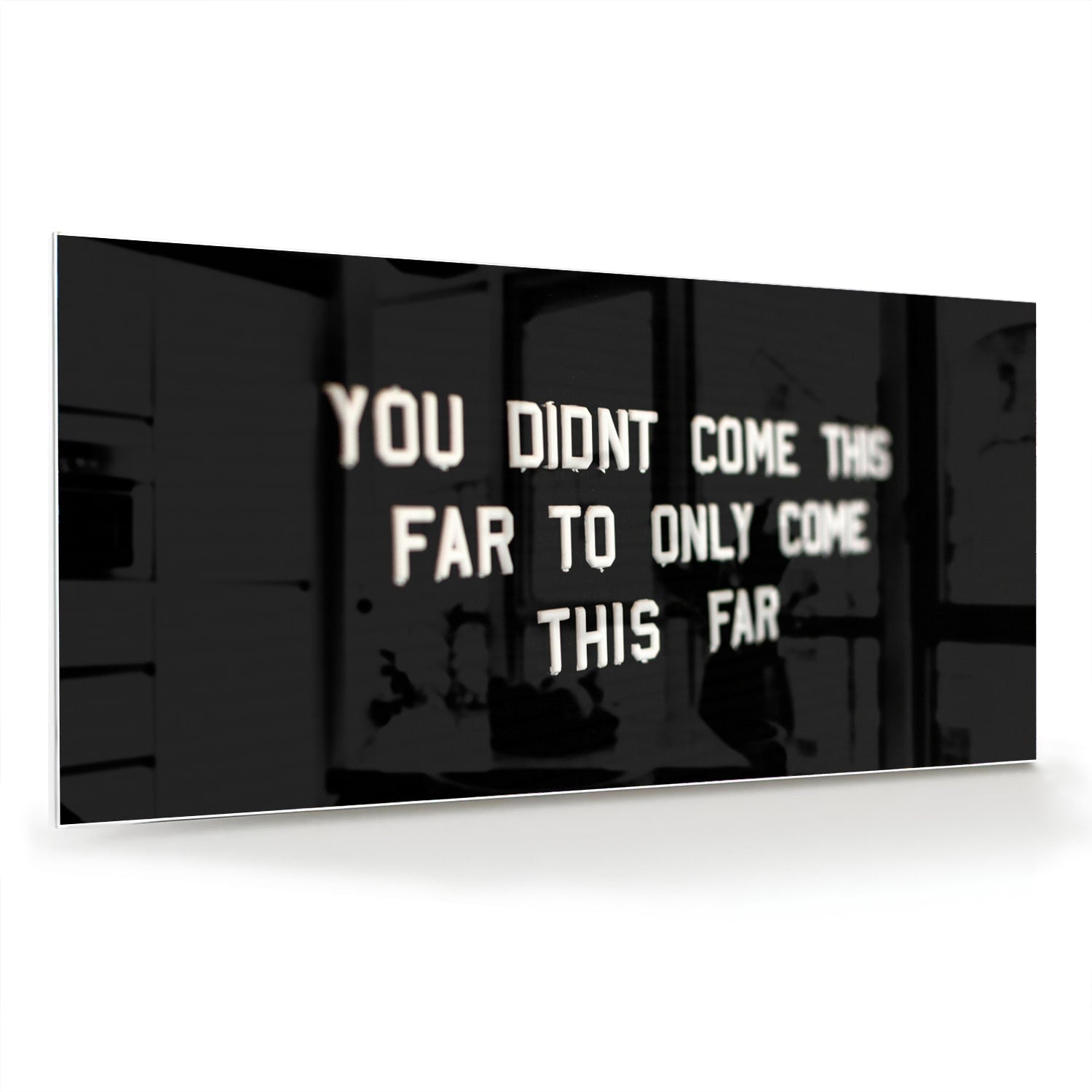 Glazen schilderij met inspirerende quote in een lichte woonkamer