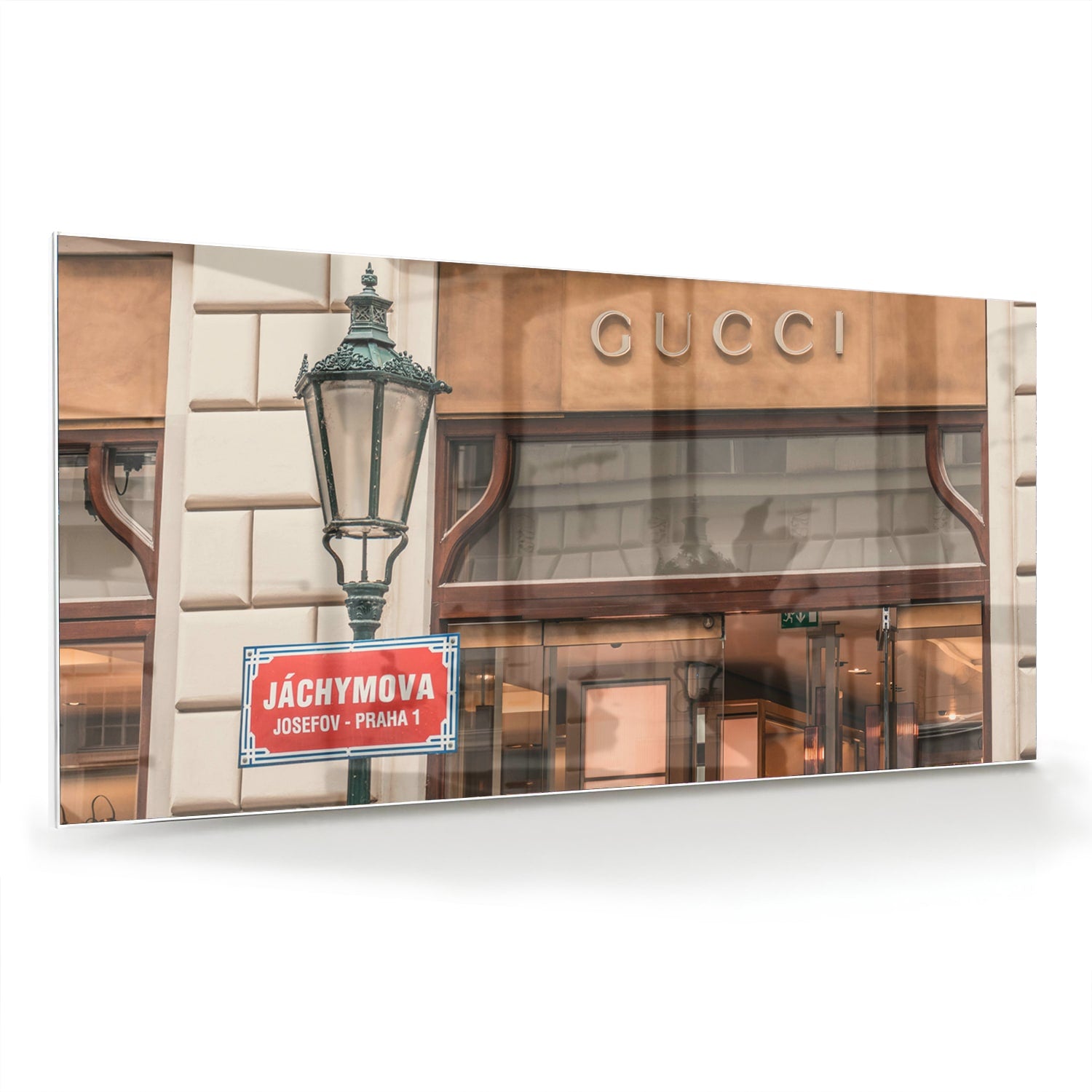 Glazen schilderij met Gucci etalage en vintage lantaarn, perfect voor wanddecoratie.