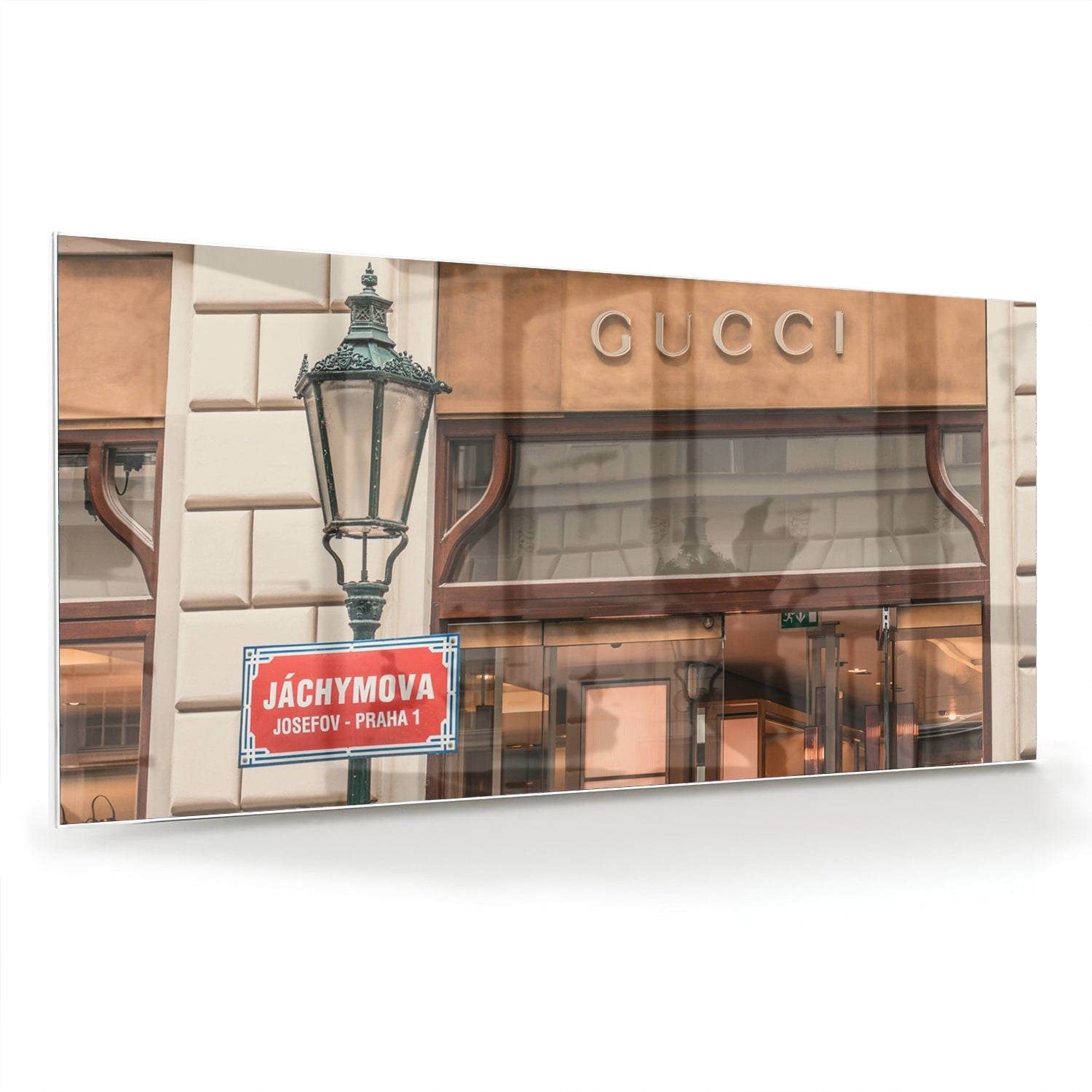 Glazen schilderij met Gucci etalage en vintage lantaarn, perfect voor wanddecoratie.