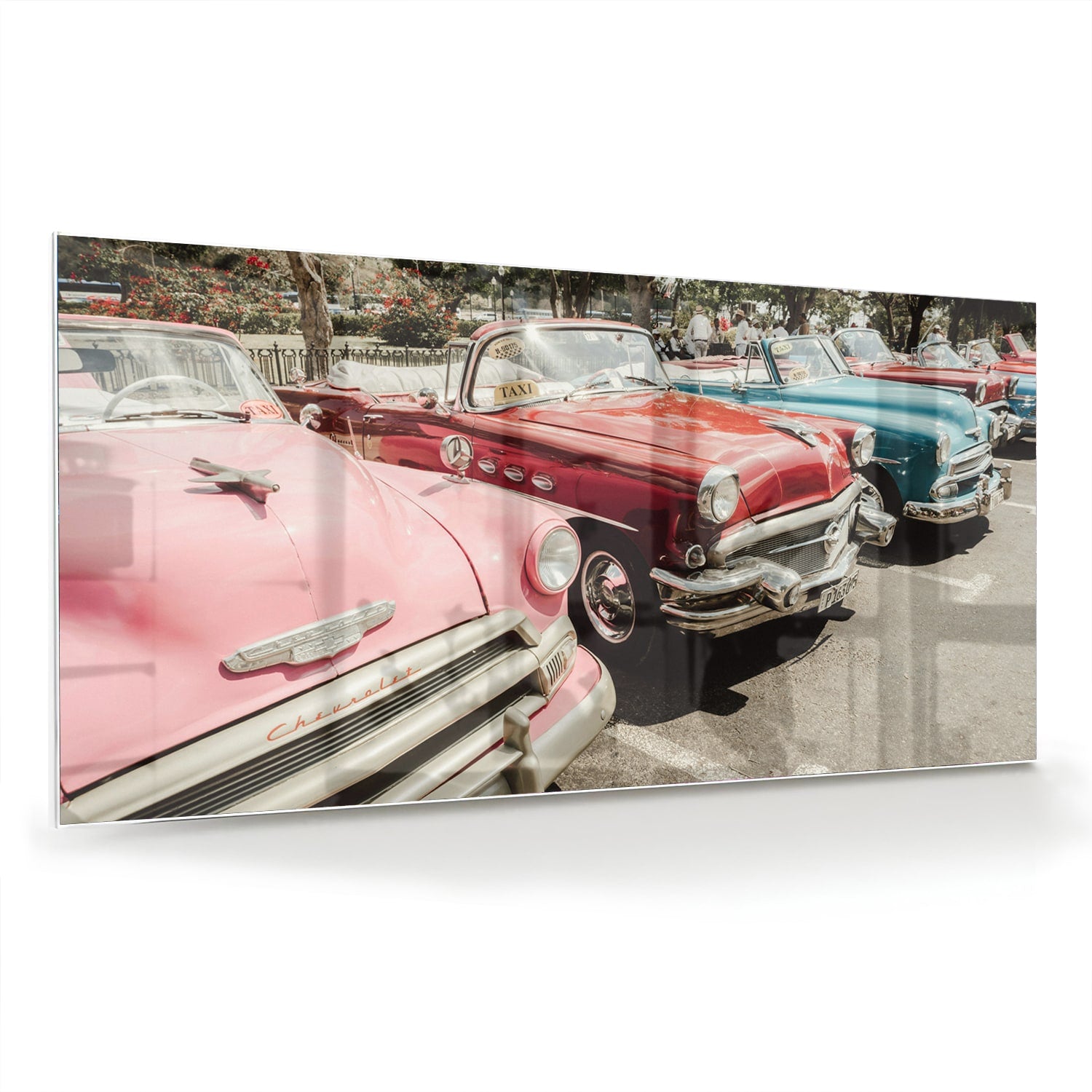 Glazen schilderij met retro auto's in roze, rood en blauw, perfect voor moderne interieurs.
