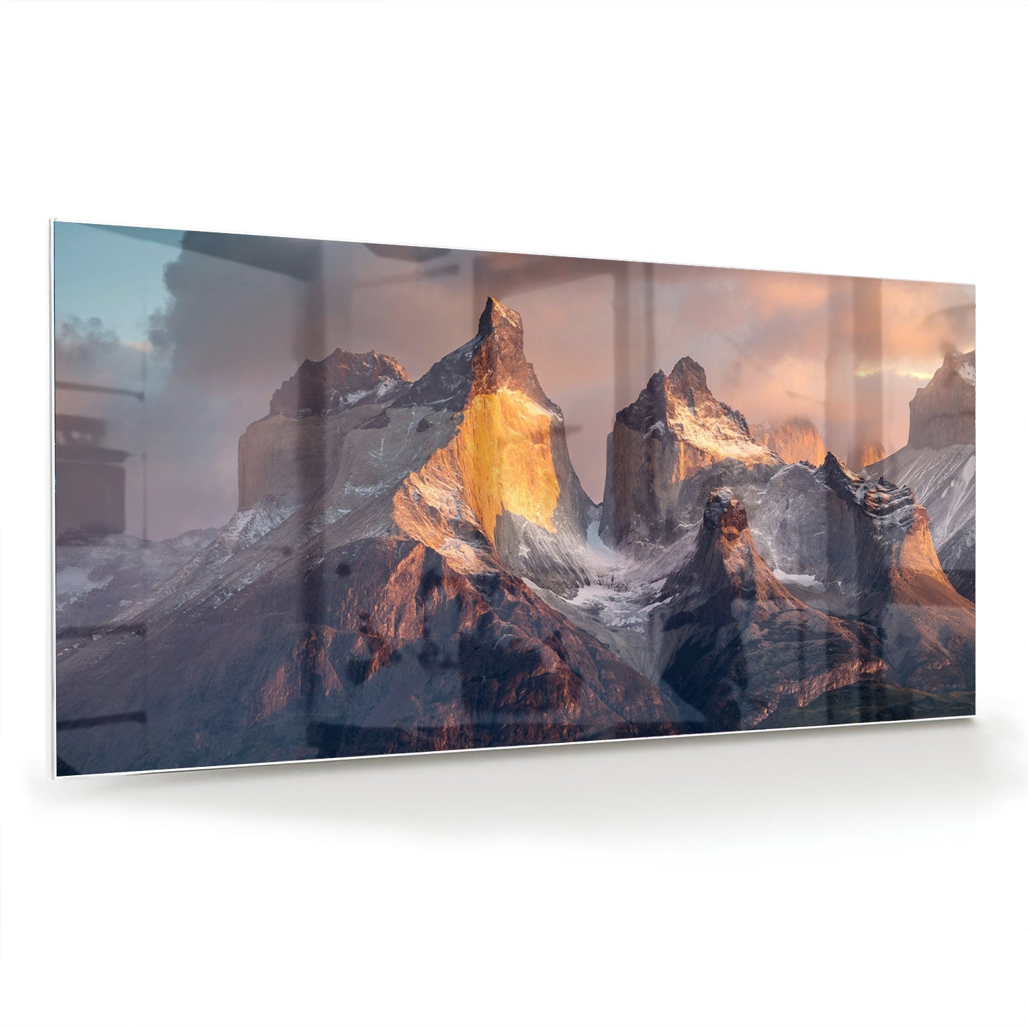 Glazen schilderij met berglandschap aan de muur in een moderne woonkamer