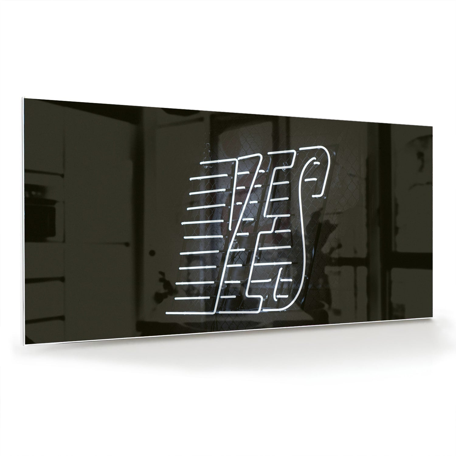 Glazen schilderij met 'YES' text in zwart en wit, hangend aan de muur.