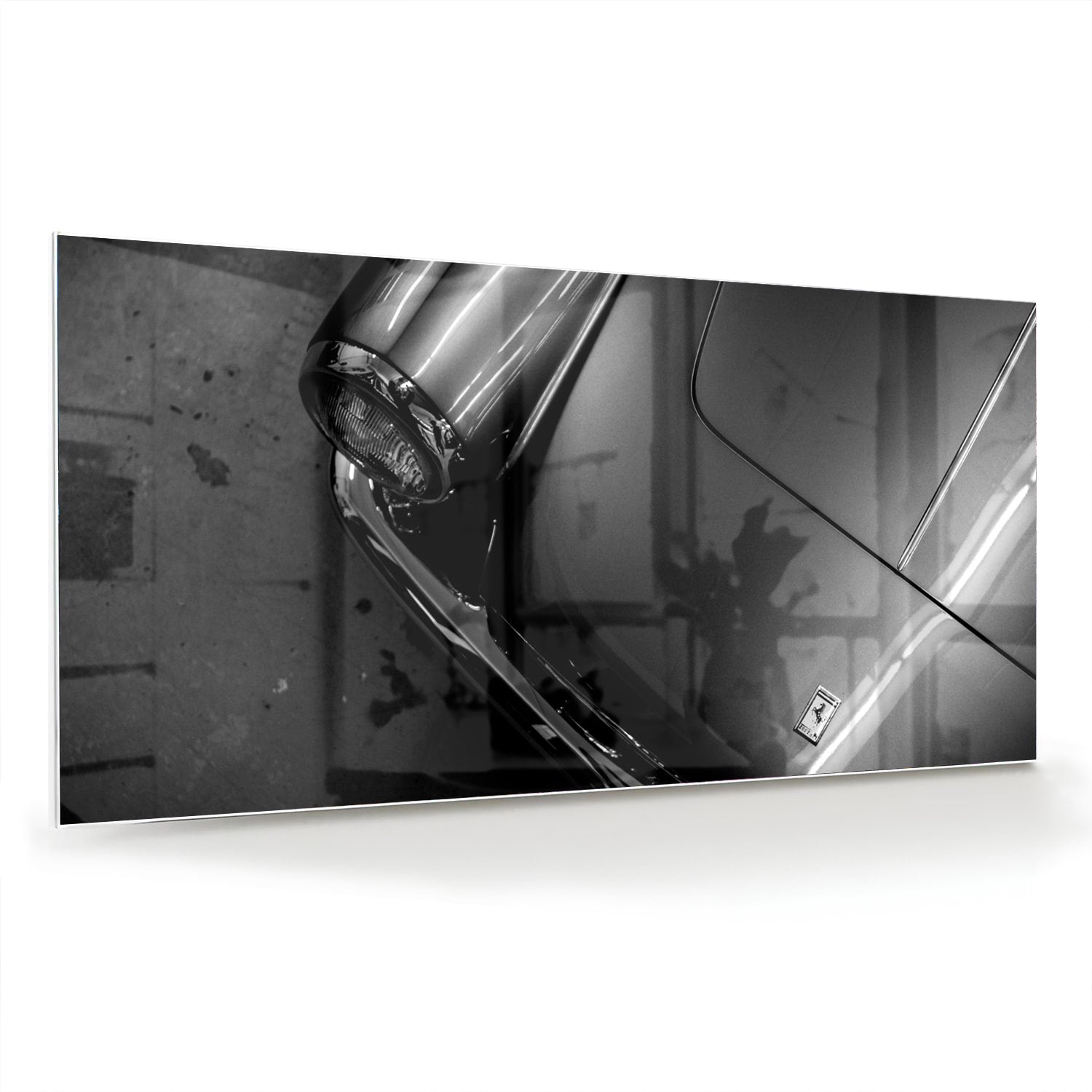 Glazen schilderij met abstracte vormen aan de muur in een stijlvolle kamer.