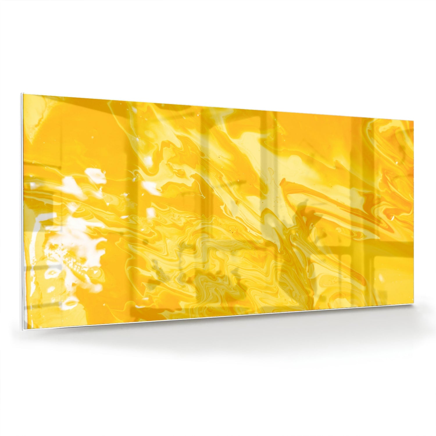Abstract geel glazen schilderij aan de muur in een moderne woonkamer.
