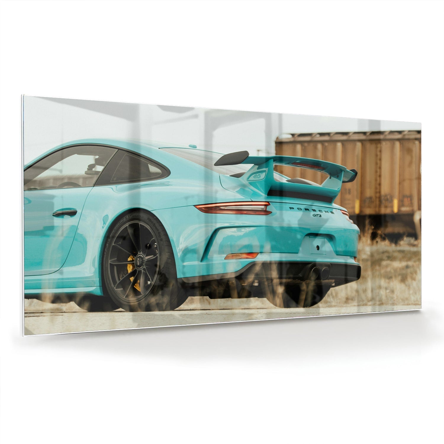 Glazen schilderij van een turquoise sportauto aan de muur in een moderne woonkamer