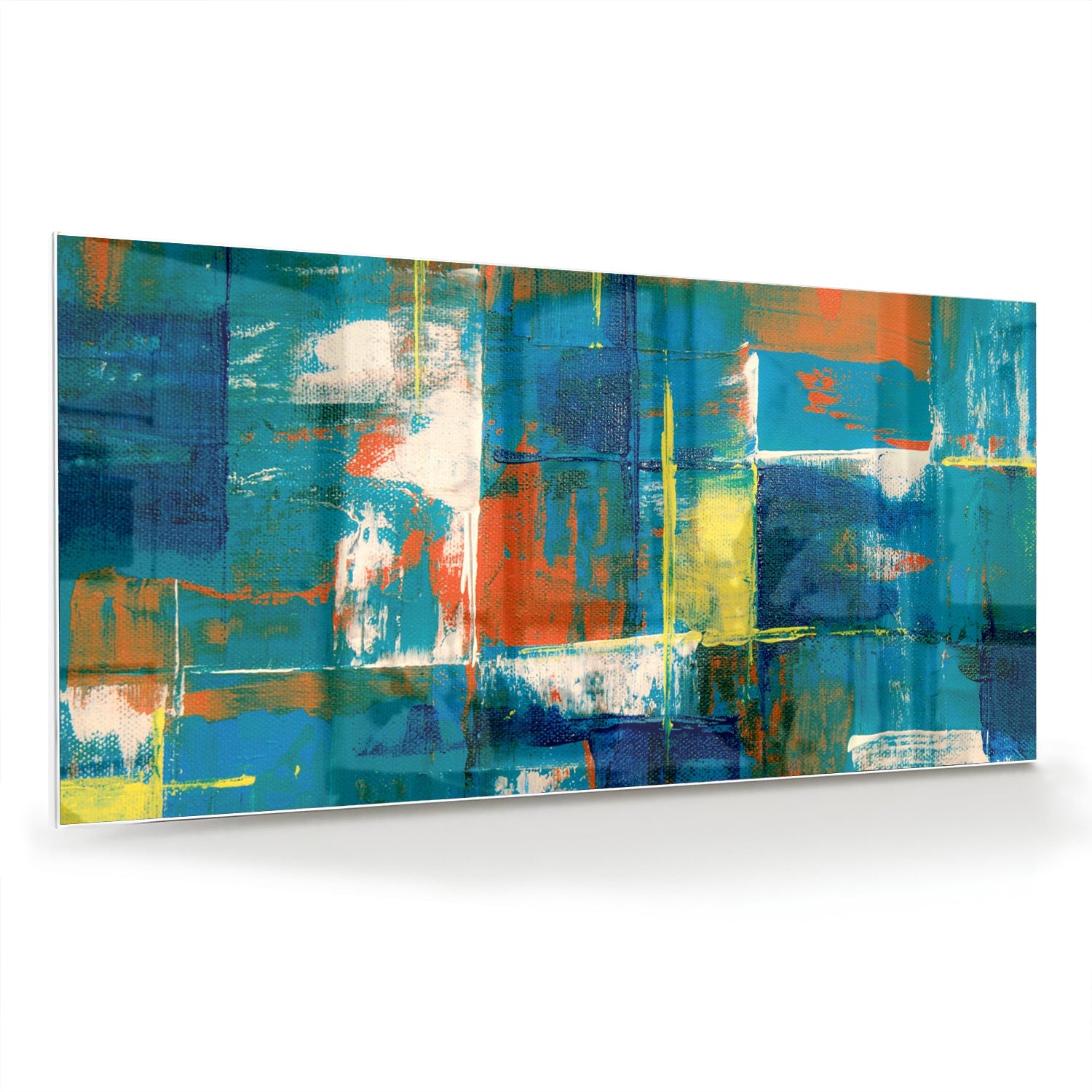 Kleurrijk abstract glazen schilderij in turquoise en oranje, genstalleerd in een moderne woonkamer.