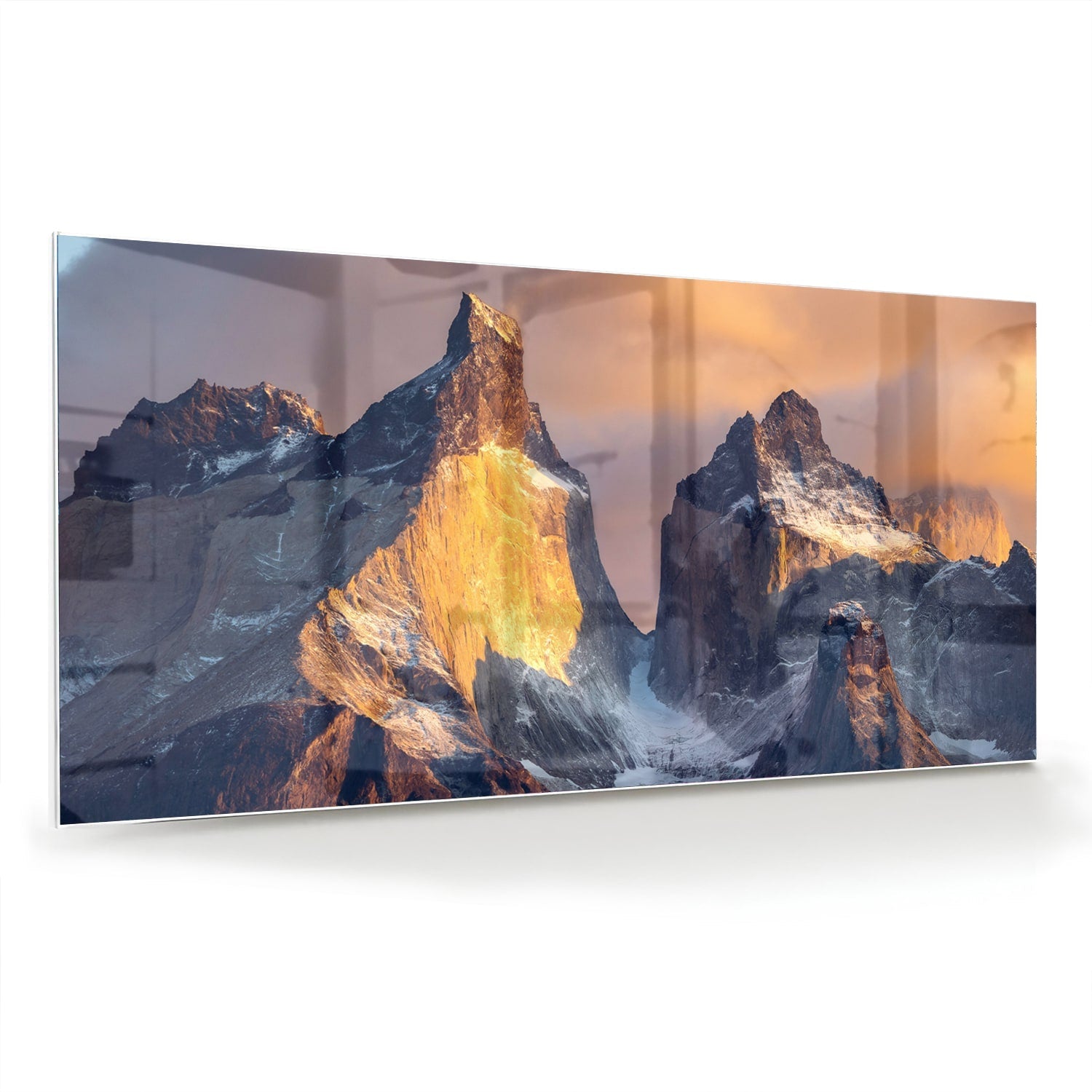 Een glazen schilderij van majestueuze bergen met gouden ochtendlicht