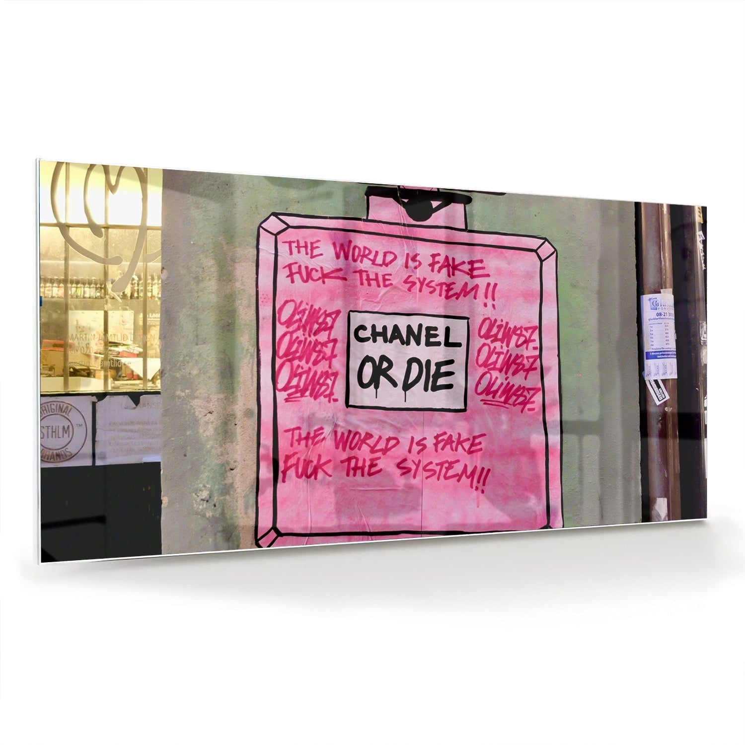 Glazen schilderij met de tekst 'Chanel or Die' in felle kleuren aan de muur.