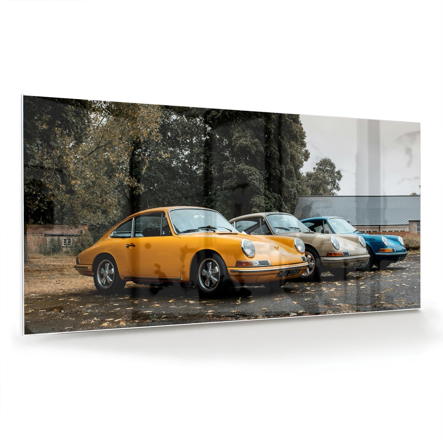 Glazen schilderij van een gele auto in een moderne woonkamer