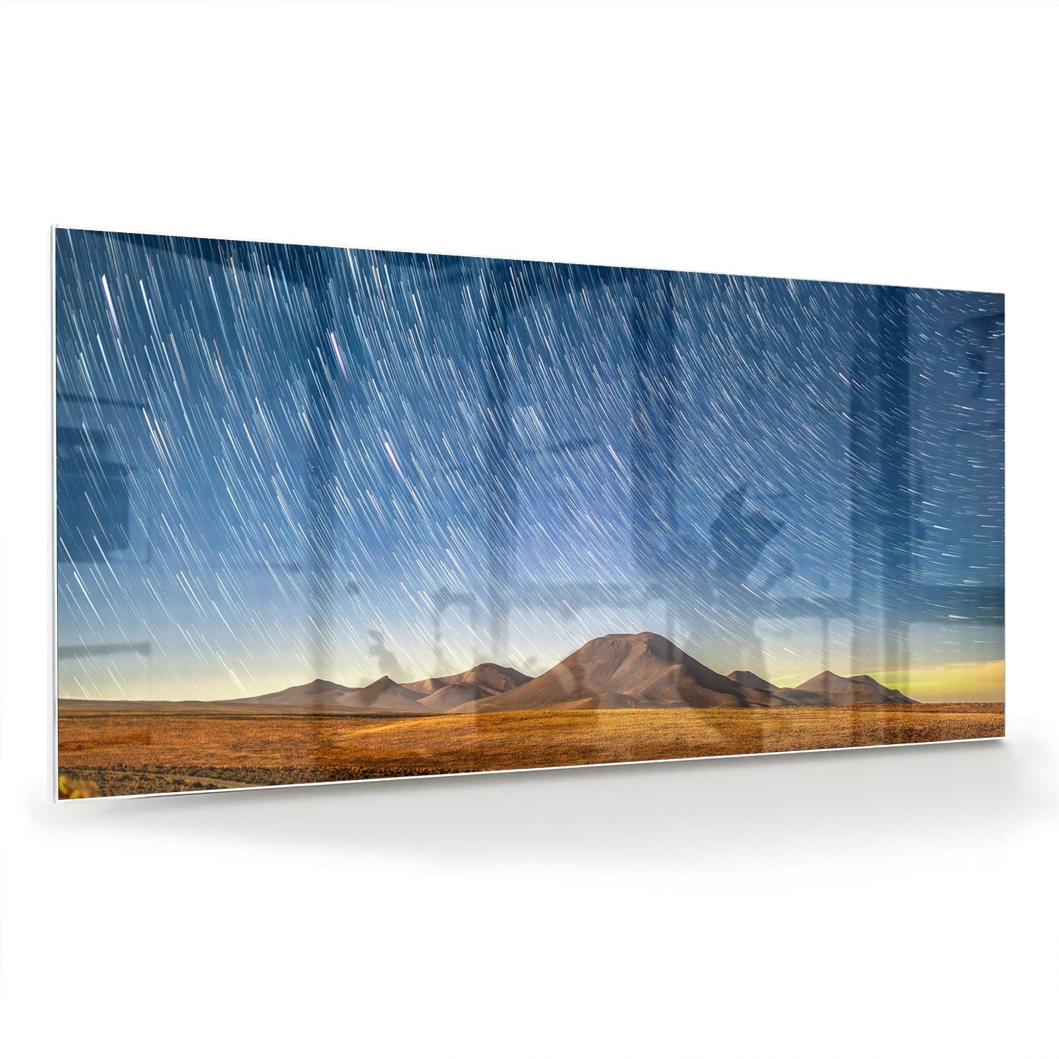 Glazen schilderij met sterrenhemel boven bergen, hangend aan de muur.