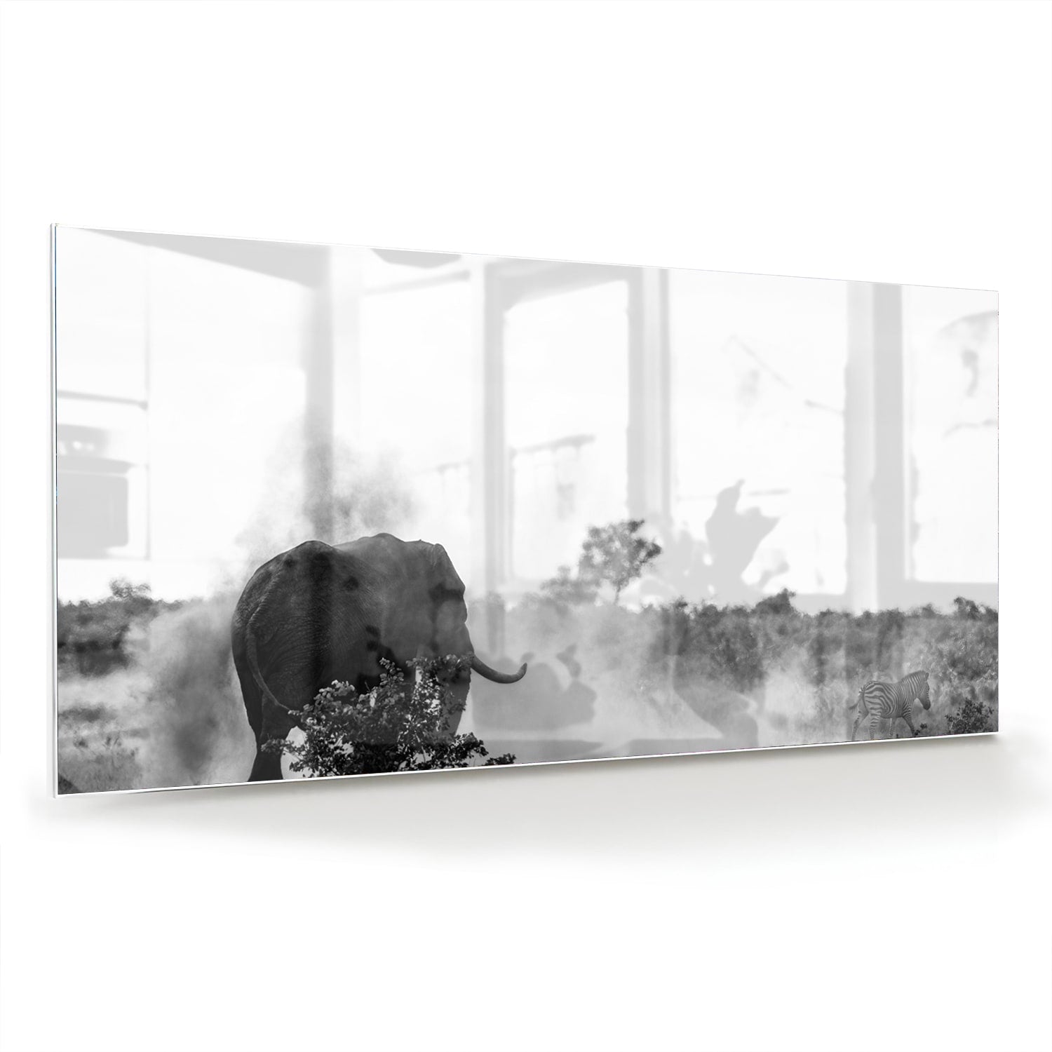 Zwart-wit glazen schilderij van een olifant aan de muur in een modern interieur.