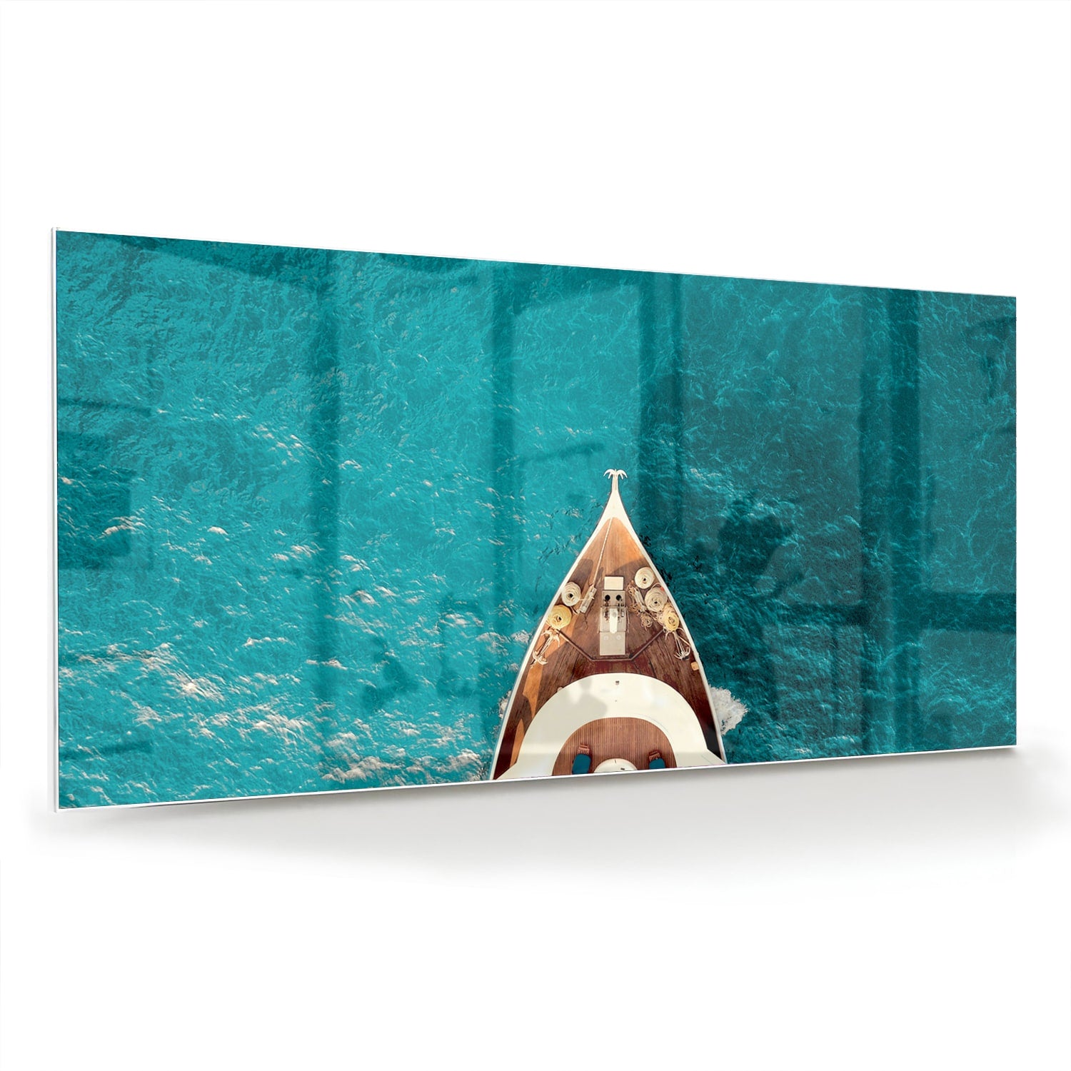 Glazen schilderij van een boot die boven helder turquoise water ligt.