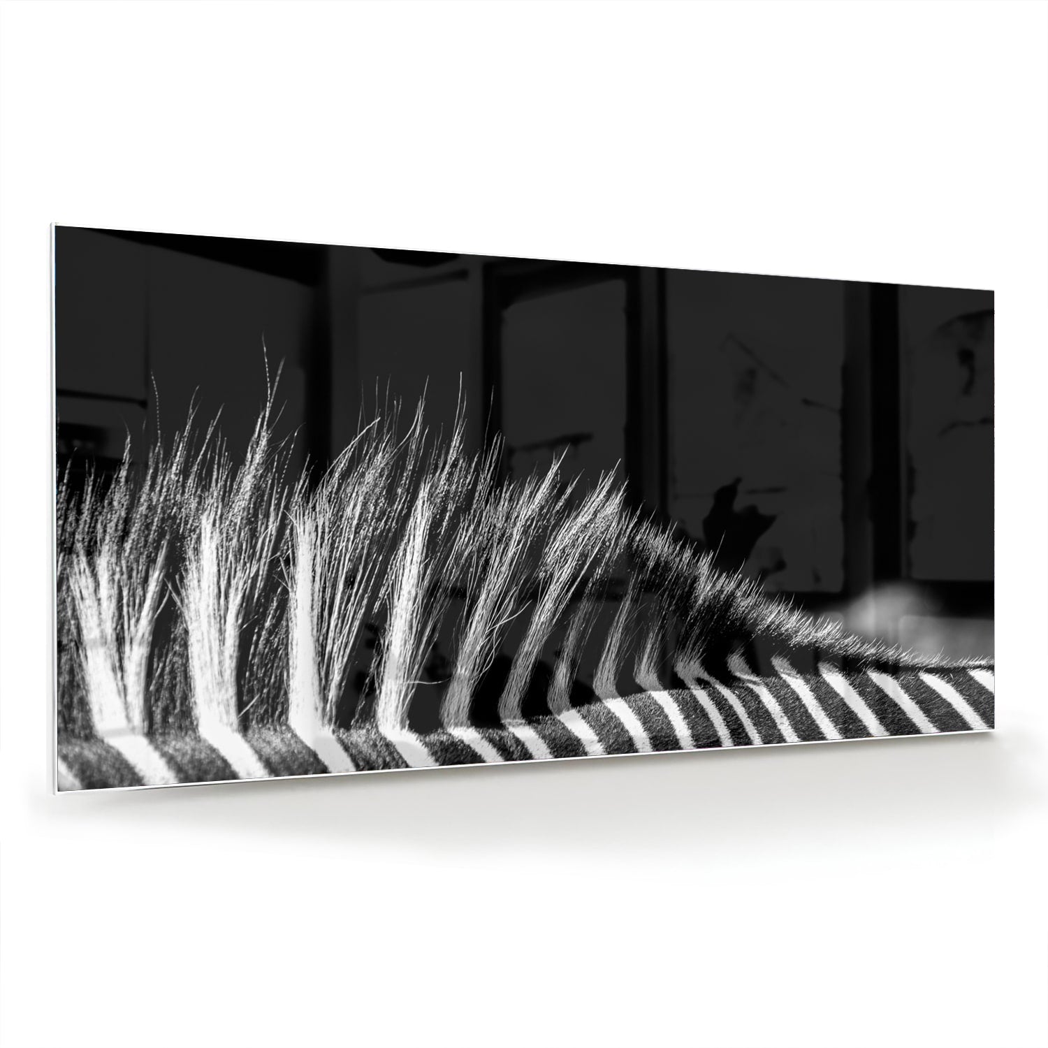 Een modern zwart-wit glazen schilderij met naadloze lijnen aan de muur.