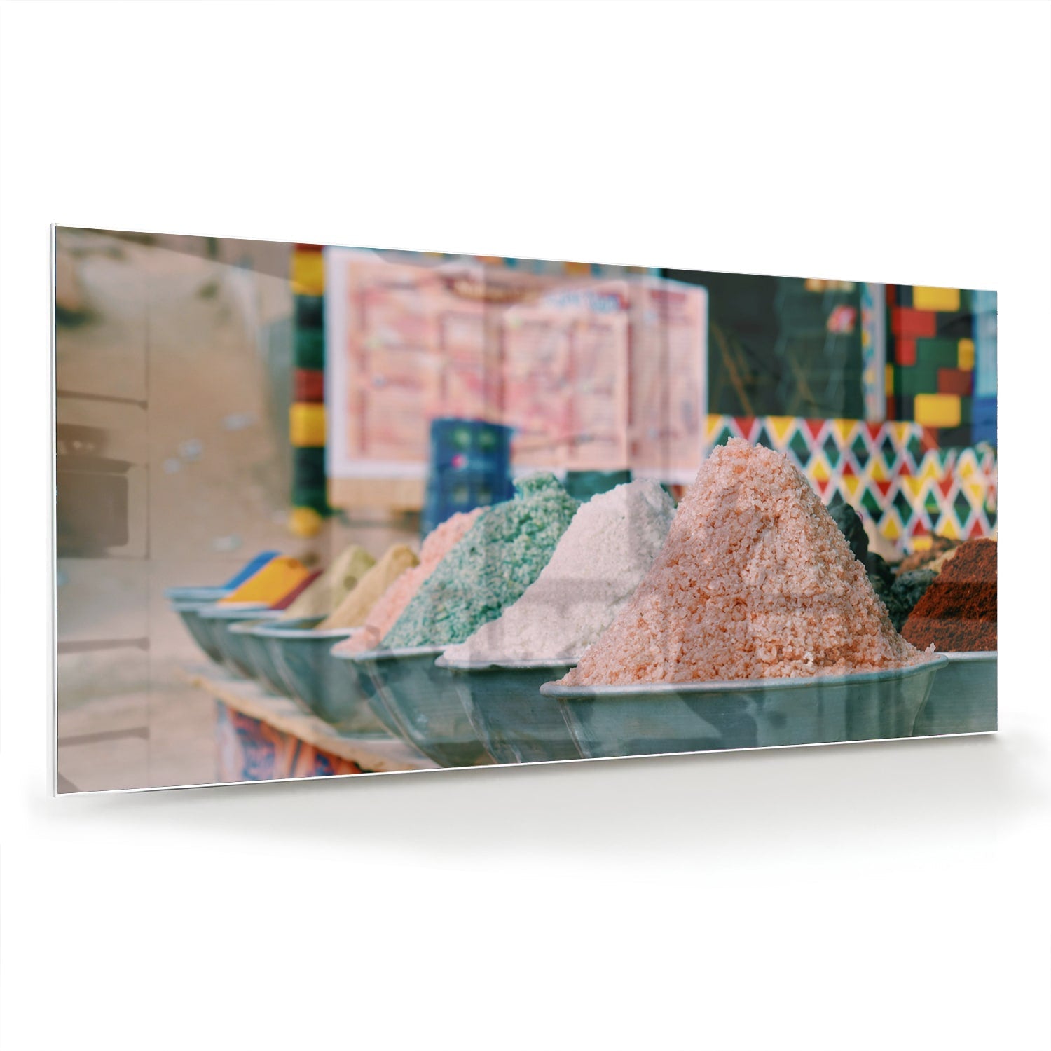 Kleurrijk glazen schilderij met verschillende specerijen in schalen