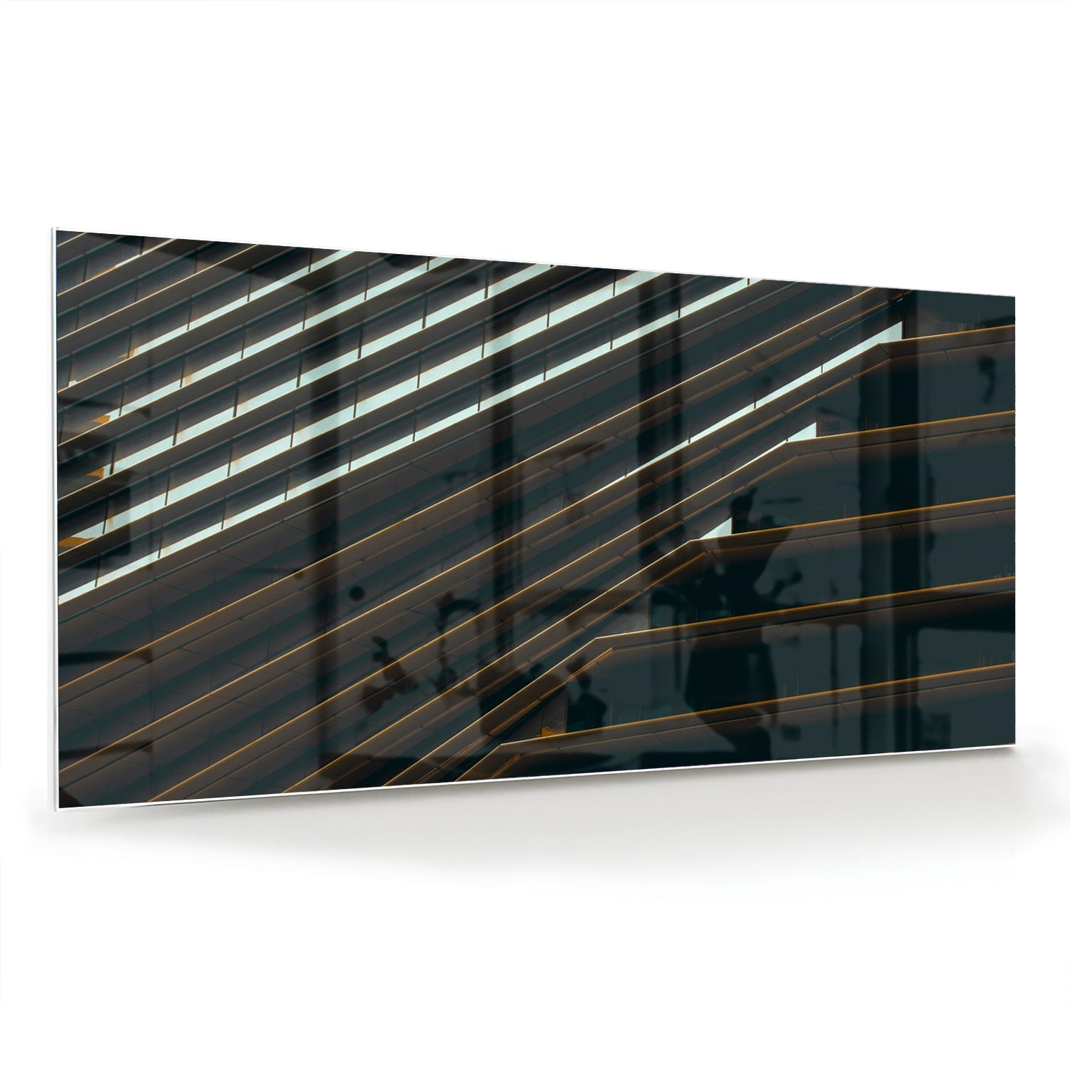 Stijlvol glazen schilderij met zwarte lijnen aan de muur in een moderne woonkamer.