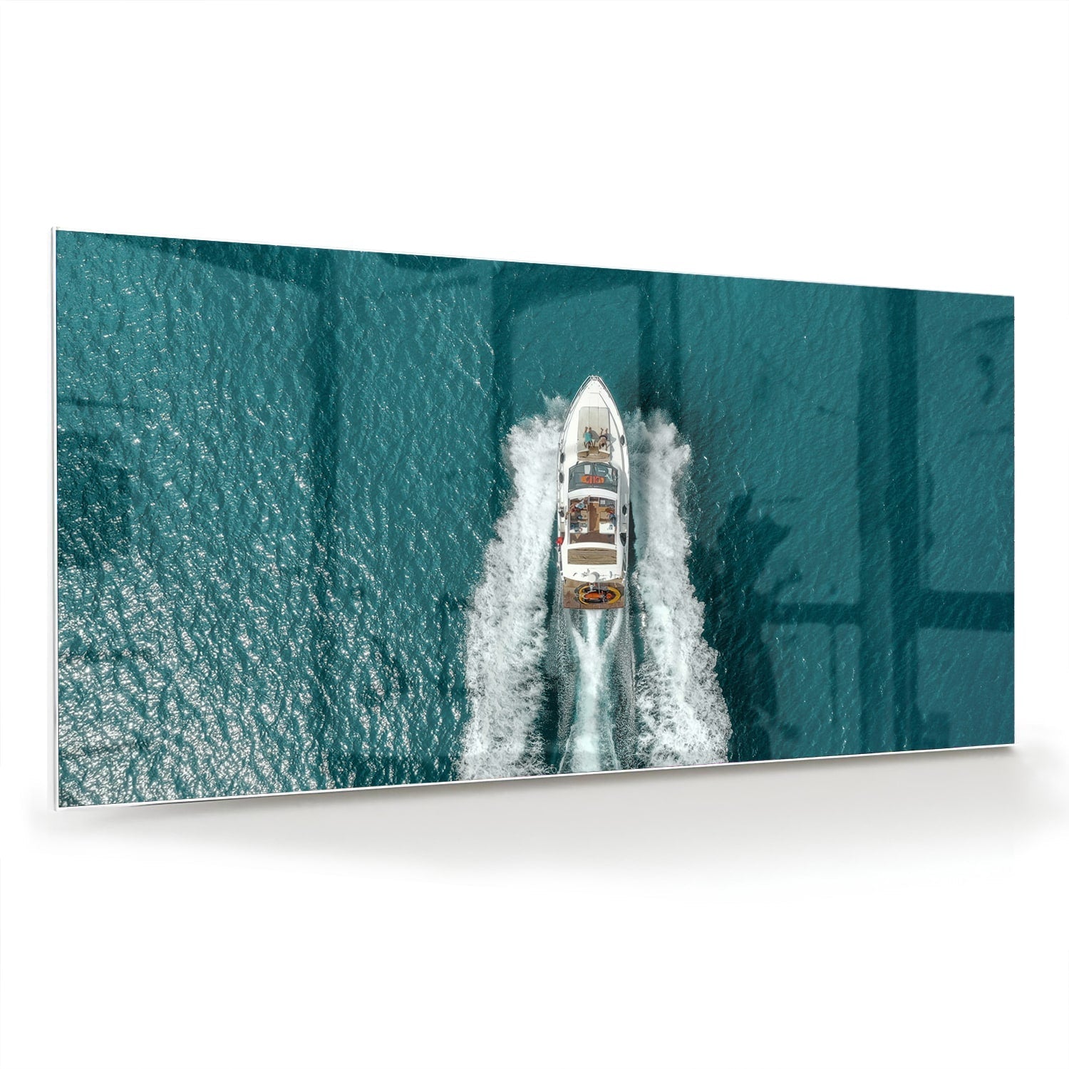 Glazen schilderij van een boot die door turquoise water vaart.