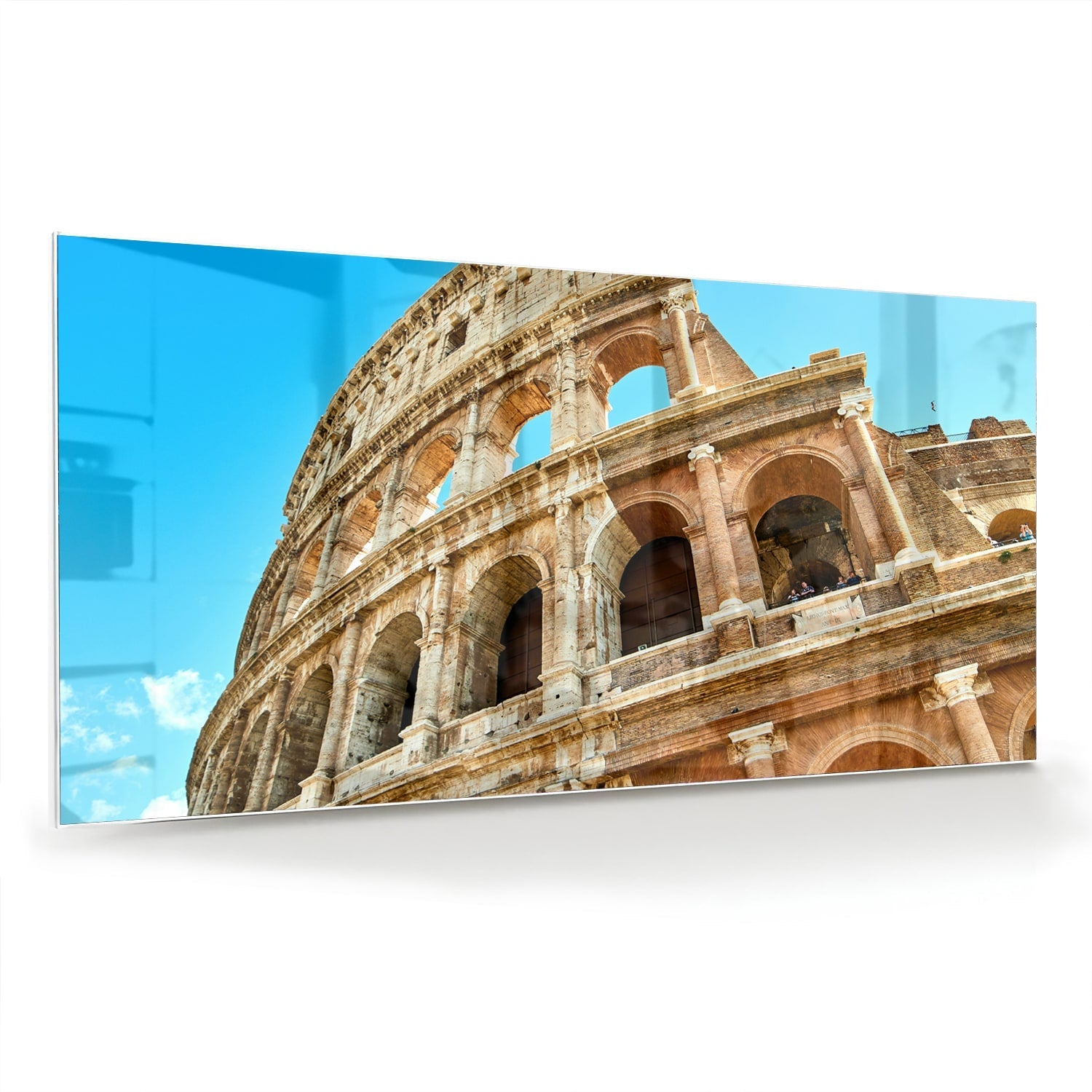 Een glazen schilderij van het Colosseum in Rome met een blauwe lucht achtergrond.