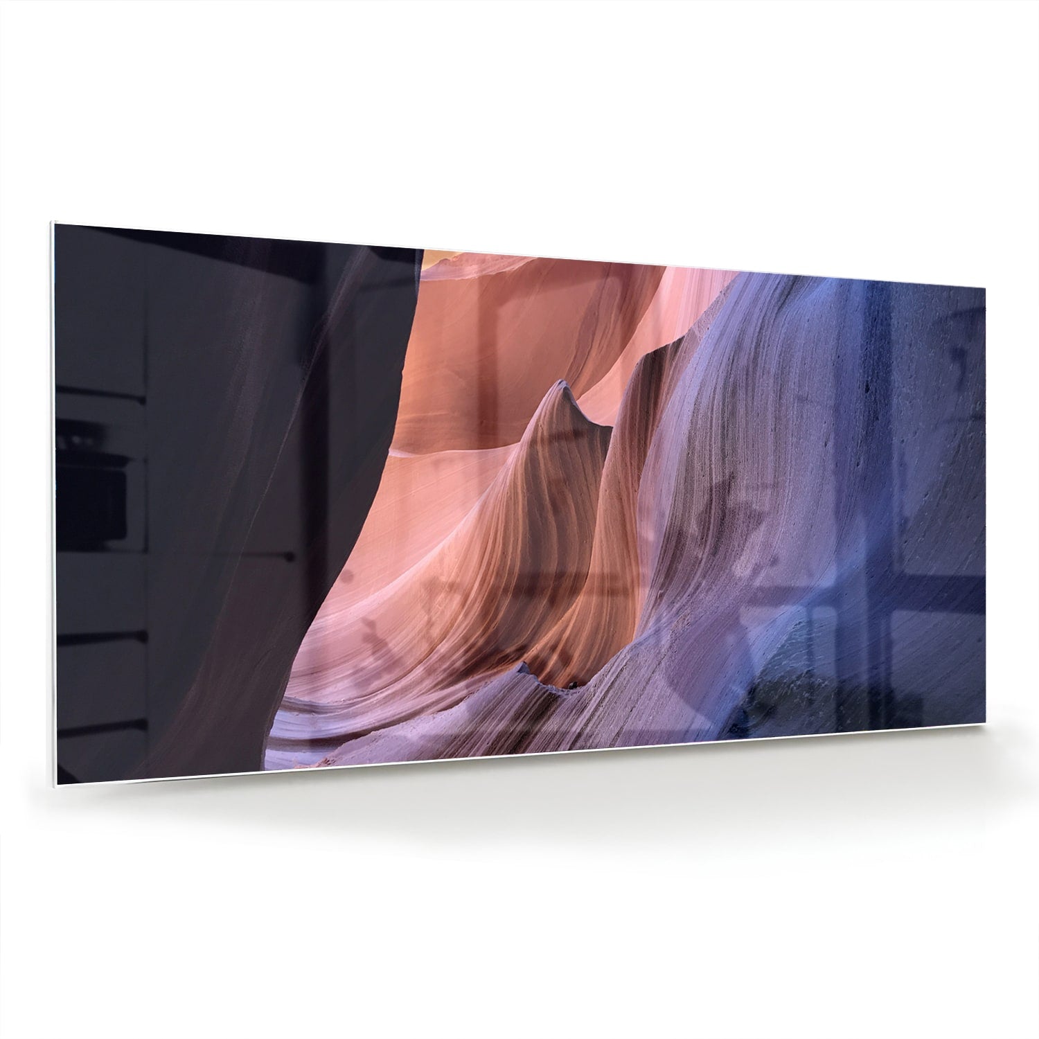 Abstract glazen schilderij met warme kleuren aan de muur
