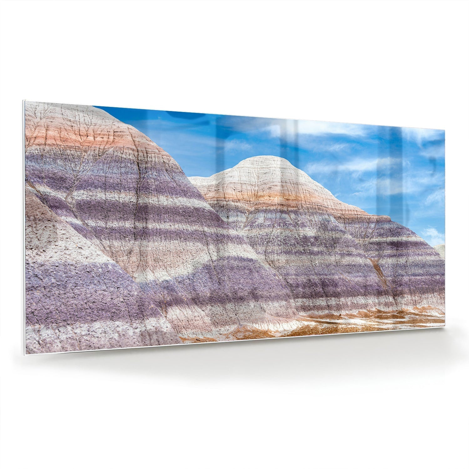 Glazen schilderij van bergen met een blauwe lucht in een moderne woonkamer.